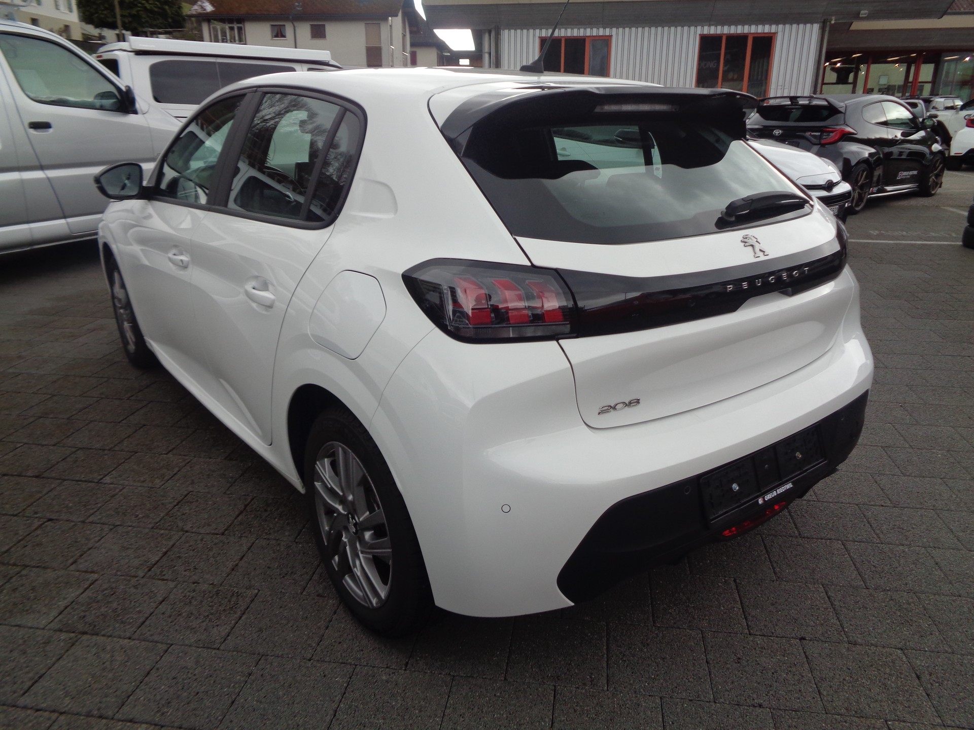 PEUGEOT 208 1.2 PureTech Allure EAT8-image-2
