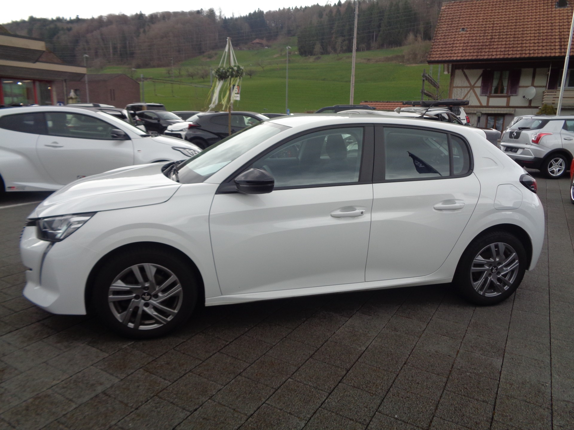 PEUGEOT 208 1.2 PureTech Allure EAT8-image-1