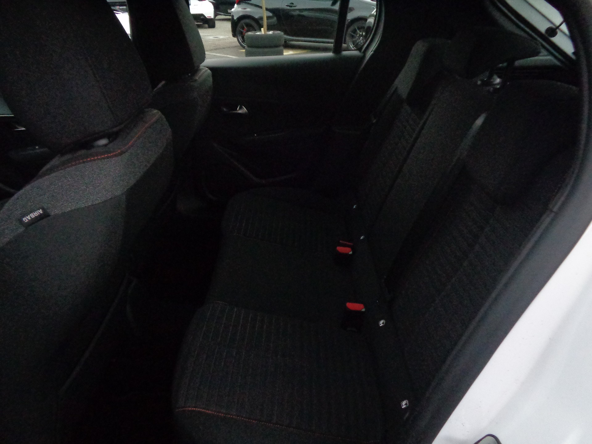 PEUGEOT 208 1.2 PureTech Allure EAT8-image-7