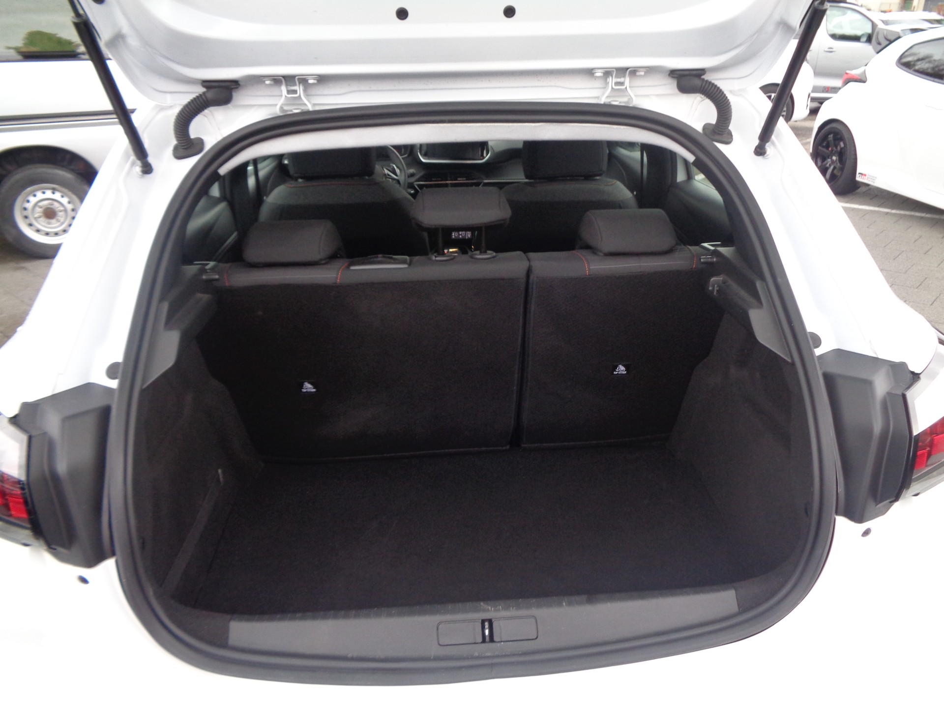 PEUGEOT 208 1.2 PureTech Allure EAT8-image-8