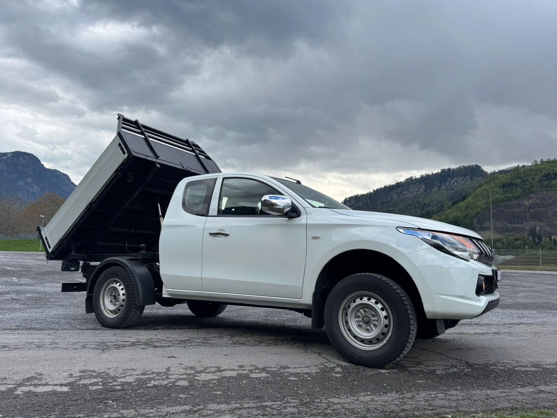 MITSUBISHI L 200 2.4 Value Club Cab-showroom-element-1