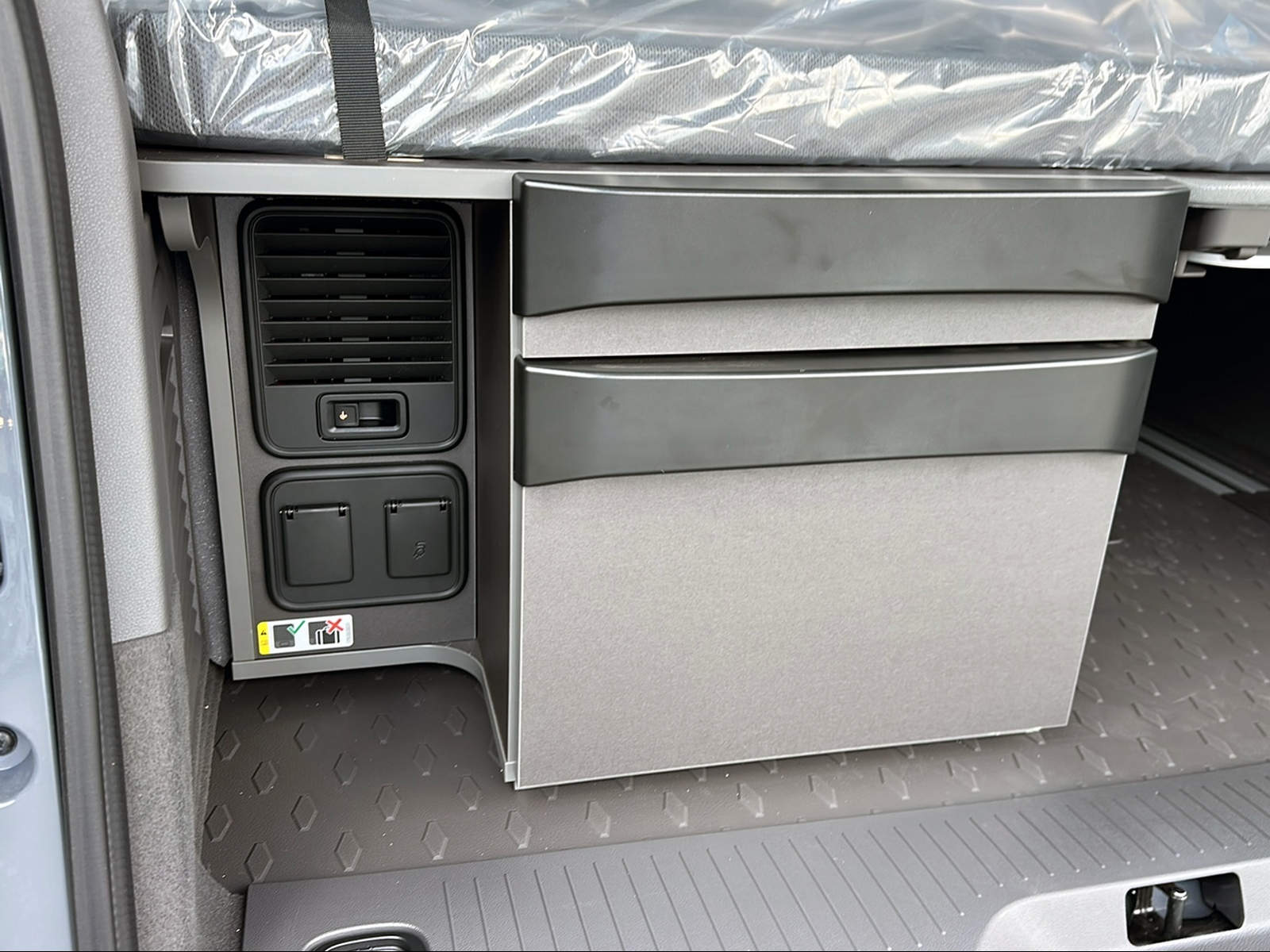 VW California 2.0 TDI Beach Camper Liberty-image-13