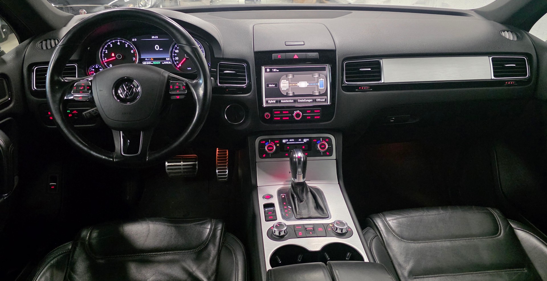 VW Touareg 3.0 TSI Hybrid Black Pearl Tiptronic-image-2