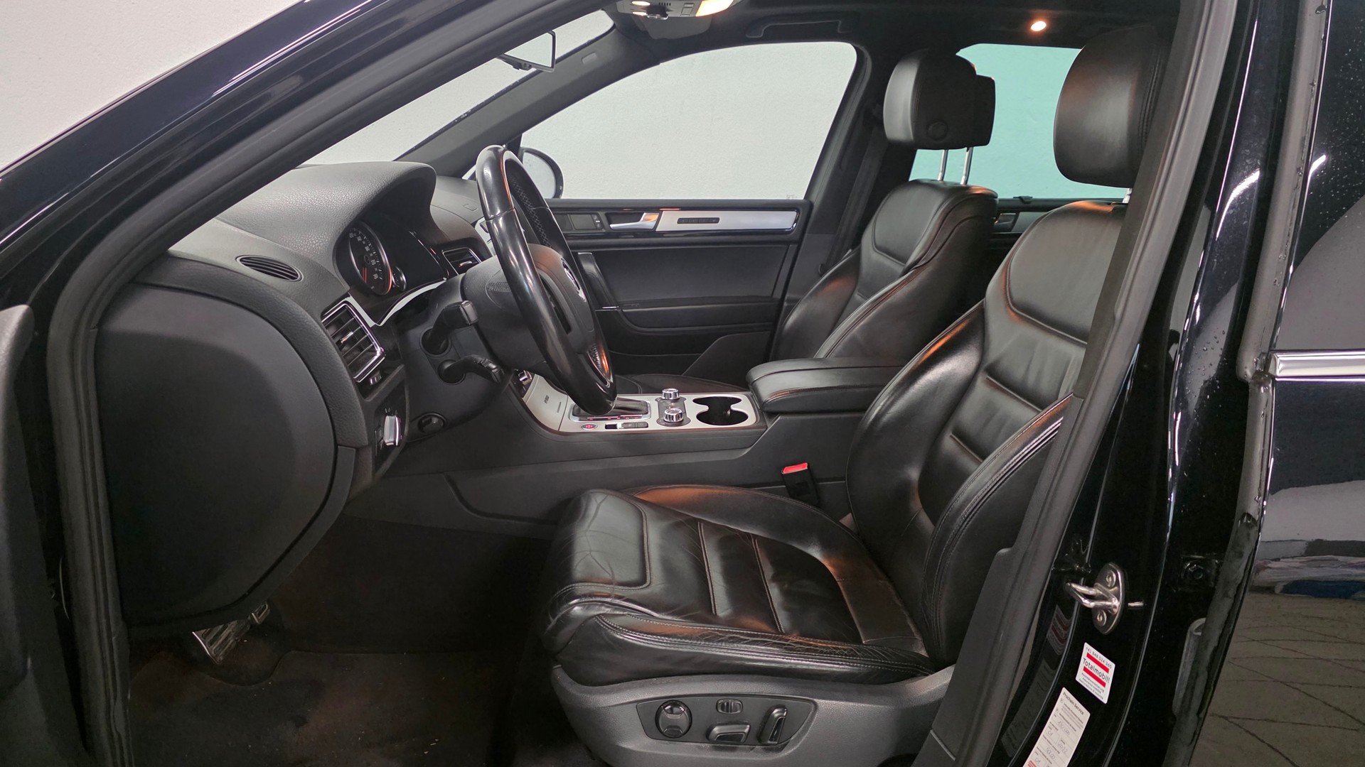 VW Touareg 3.0 TSI Hybrid Black Pearl Tiptronic-image-3