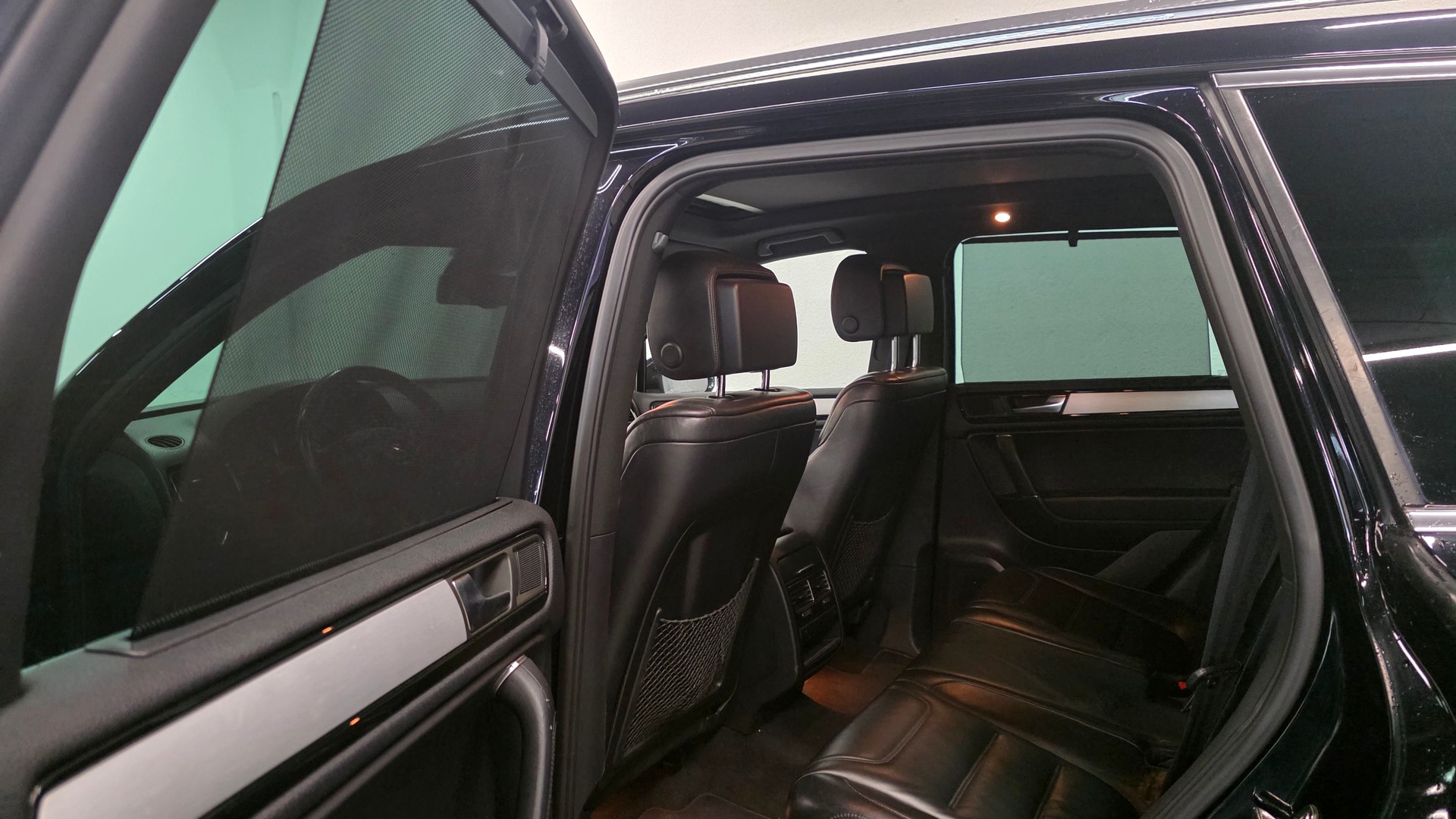 VW Touareg 3.0 TSI Hybrid Black Pearl Tiptronic-image-4