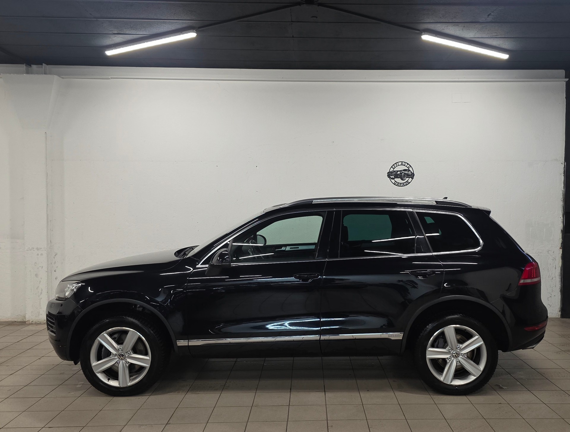 VW Touareg 3.0 TSI Hybrid Black Pearl Tiptronic-image-1