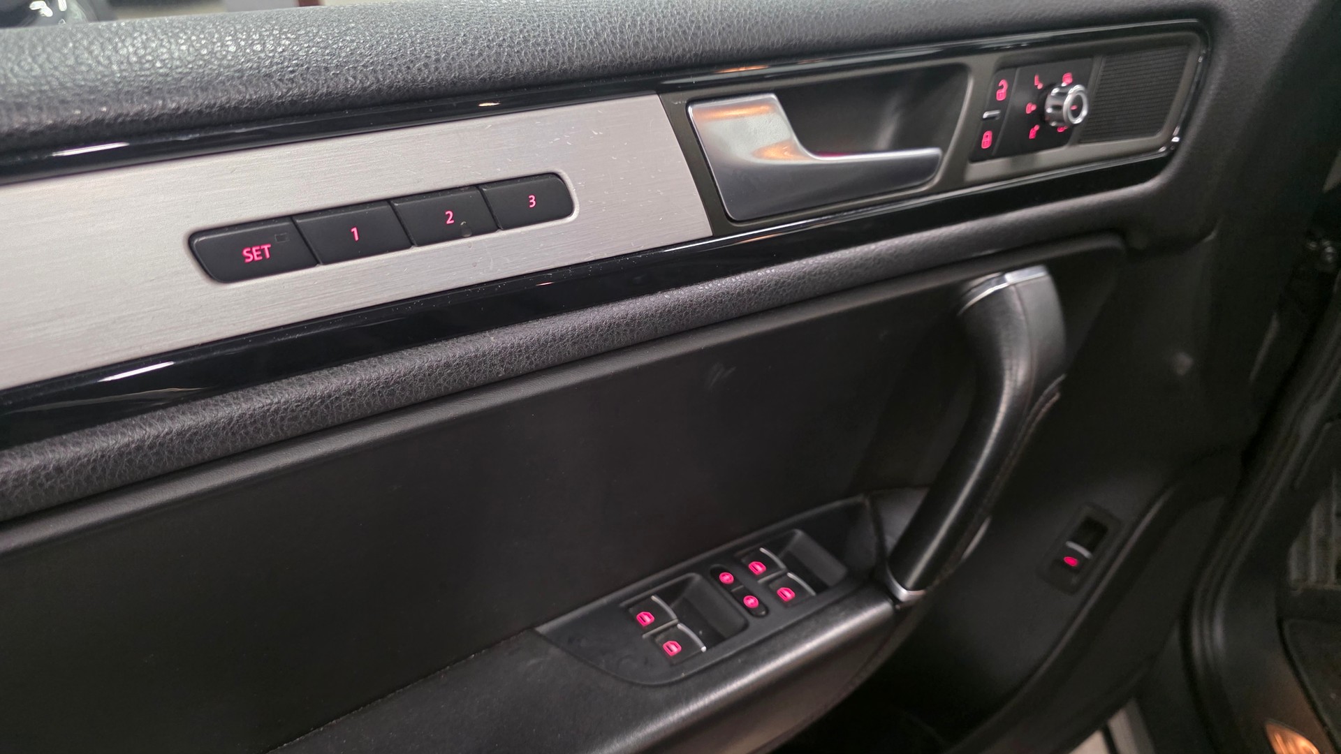 VW Touareg 3.0 TSI Hybrid Black Pearl Tiptronic-image-7