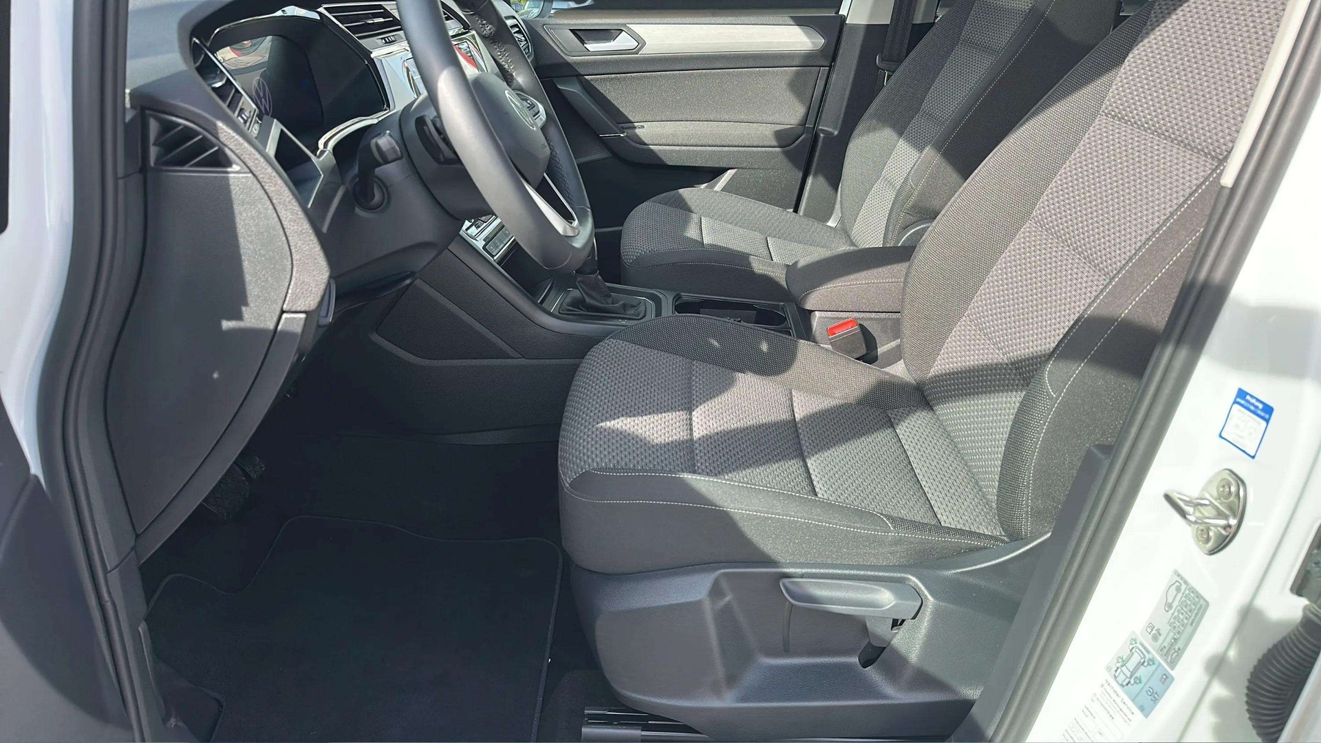 VW Touran 2.0 TDI BlueMotion Technology DSG 7 150PS mit Plätze & AHK + Panoramadach-image-10