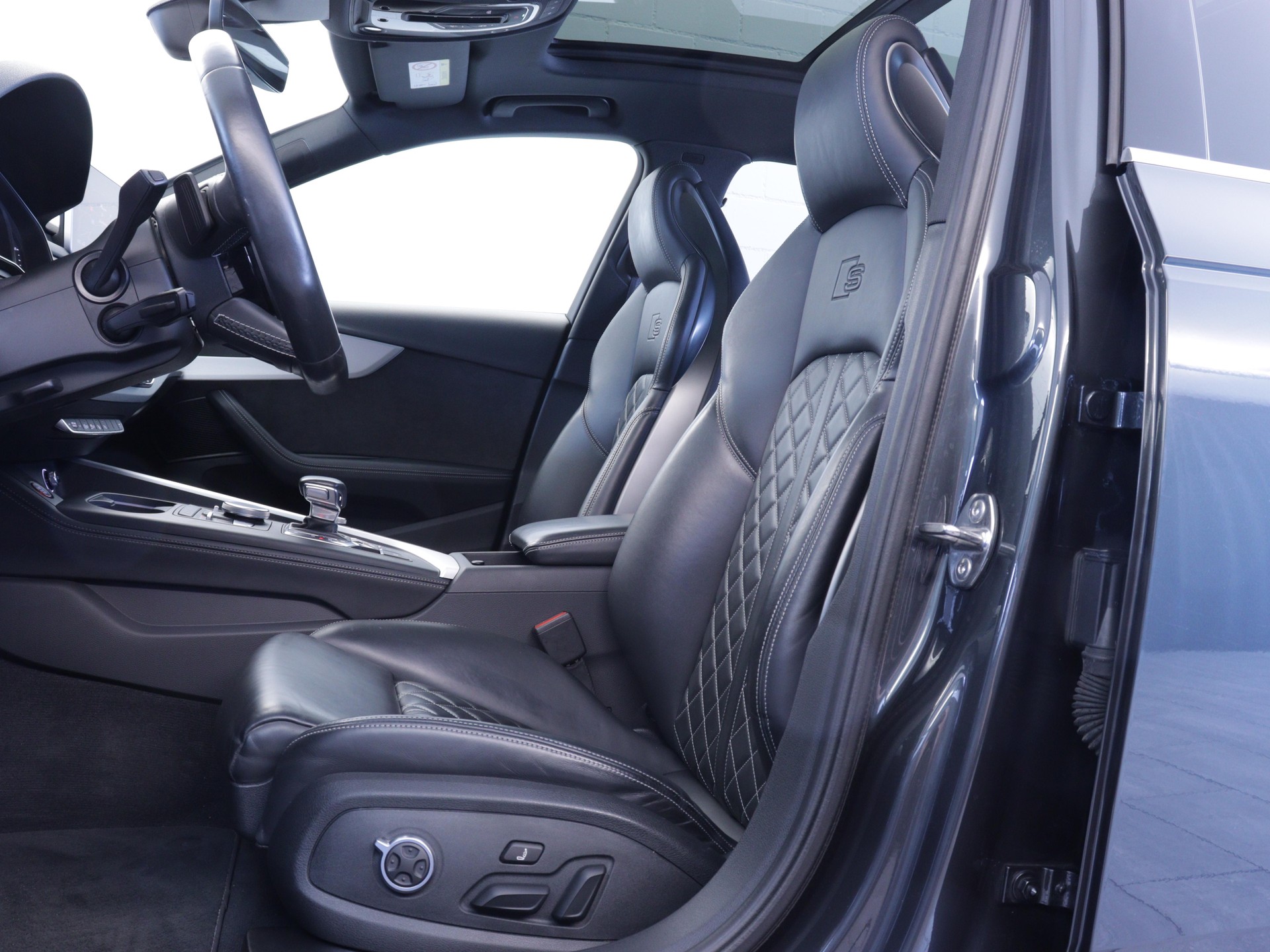 AUDI S4 Avant 3.0 V6 TFSI quattro S-Tronic-image-7
