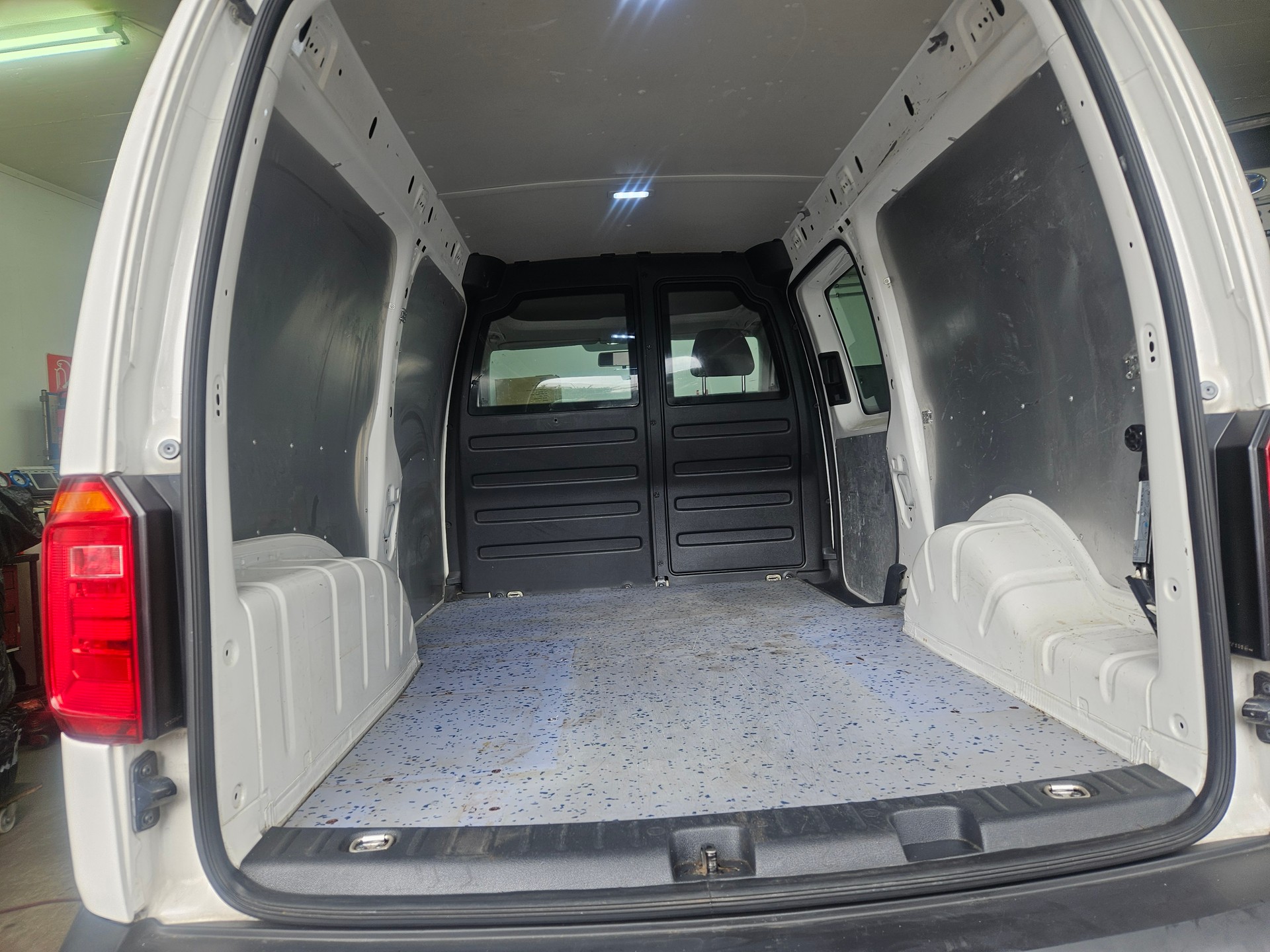 VW Caddy Maxi 2.0TDI BlueMotion Technology DSG-image-13