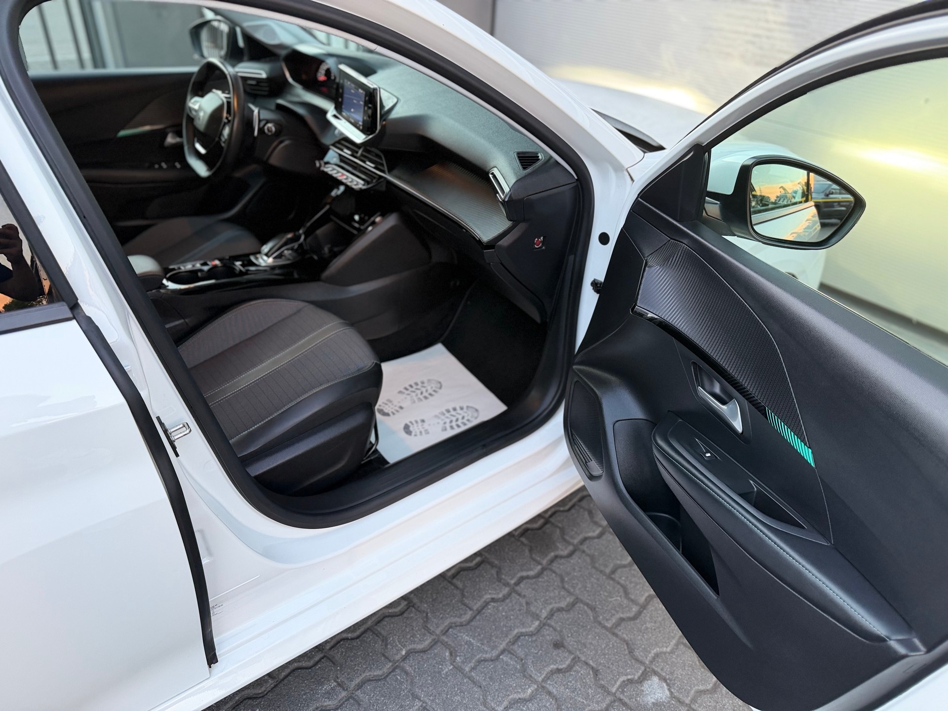 PEUGEOT 208 1.2 PureTech Allure EAT8-image-11