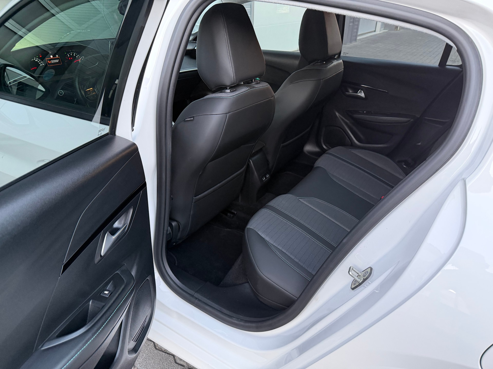 PEUGEOT 208 1.2 PureTech Allure EAT8-image-14