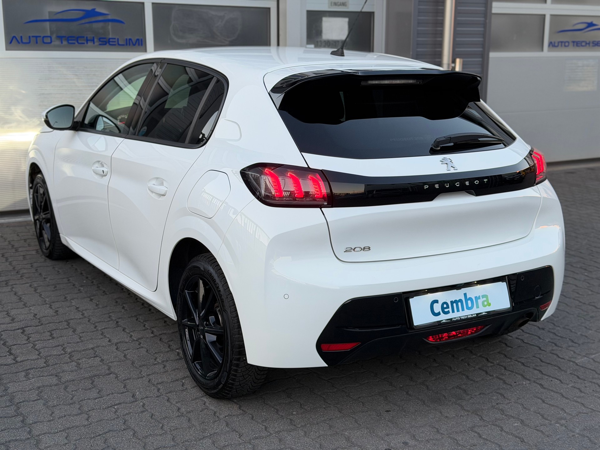 PEUGEOT 208 1.2 PureTech Allure EAT8-image-6