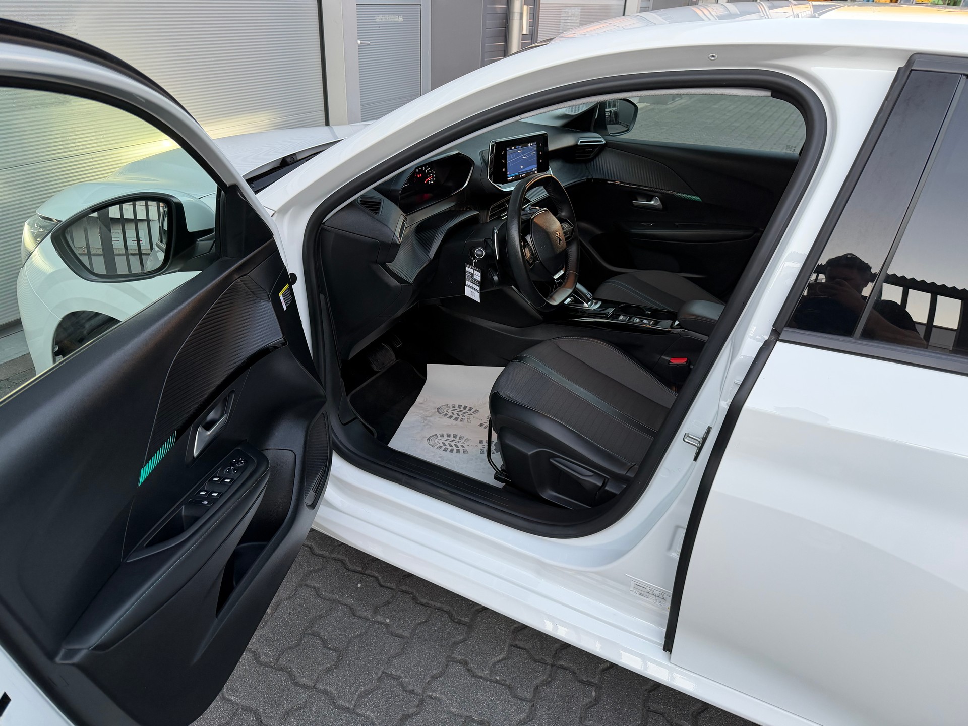 PEUGEOT 208 1.2 PureTech Allure EAT8-image-7