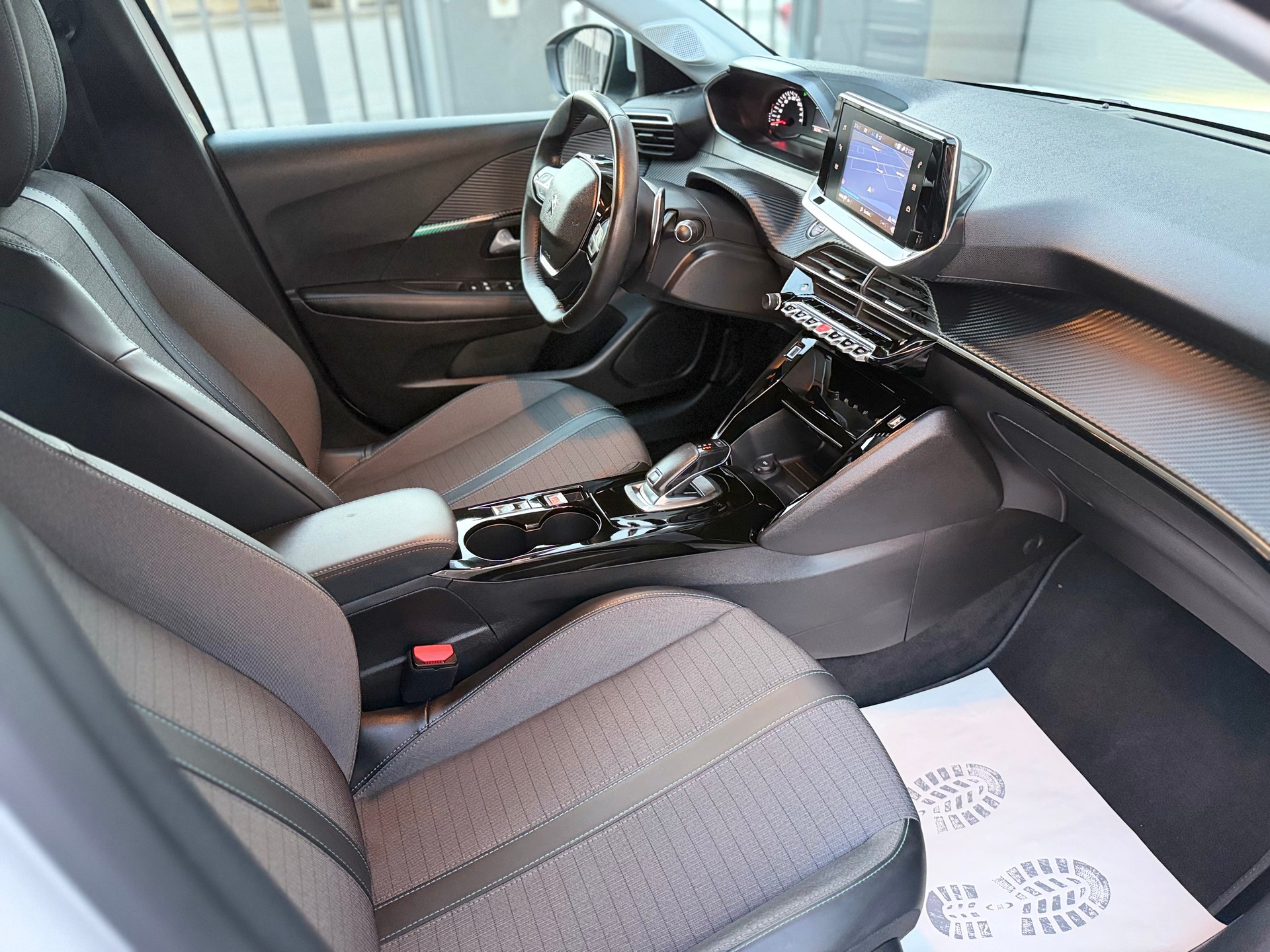 PEUGEOT 208 1.2 PureTech Allure EAT8-image-13
