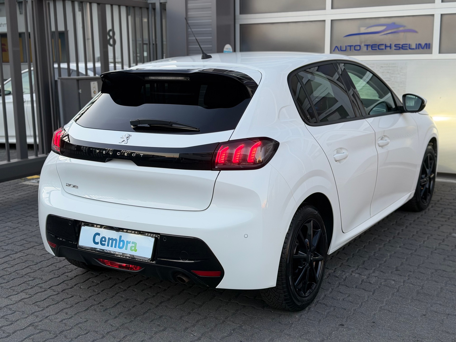 PEUGEOT 208 1.2 PureTech Allure EAT8-image-4