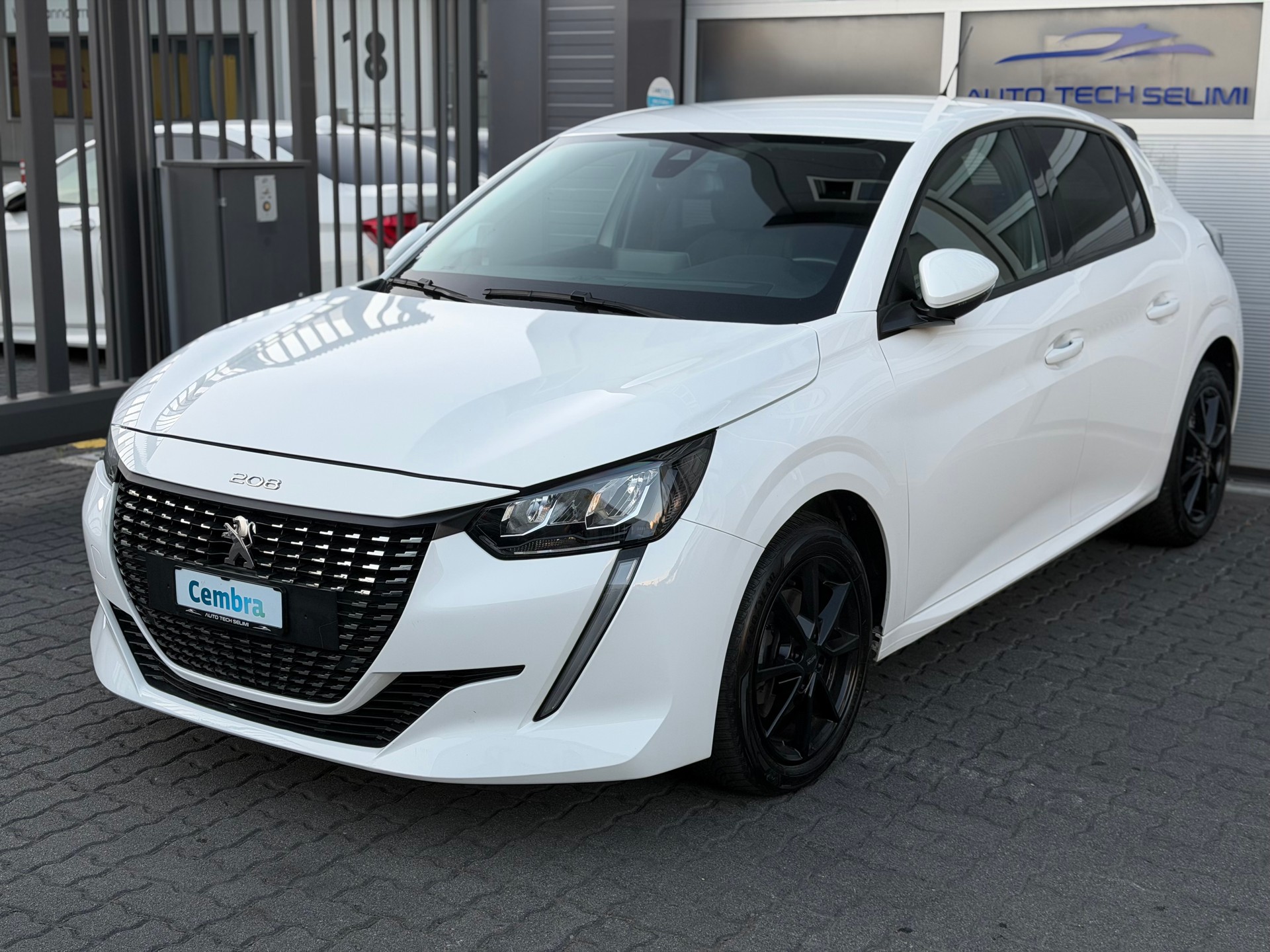 PEUGEOT 208 1.2 PureTech Allure EAT8-image-1