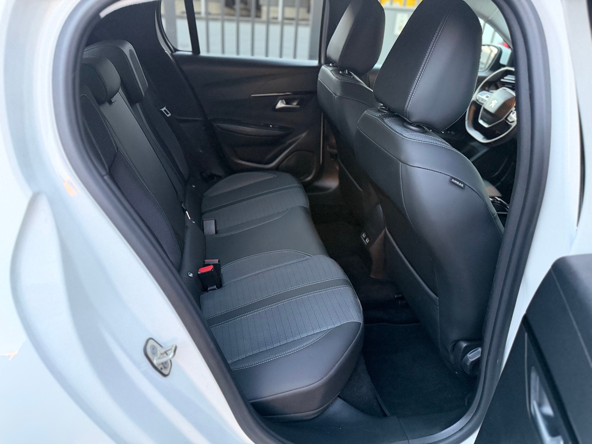 PEUGEOT 208 1.2 PureTech Allure EAT8-image-16
