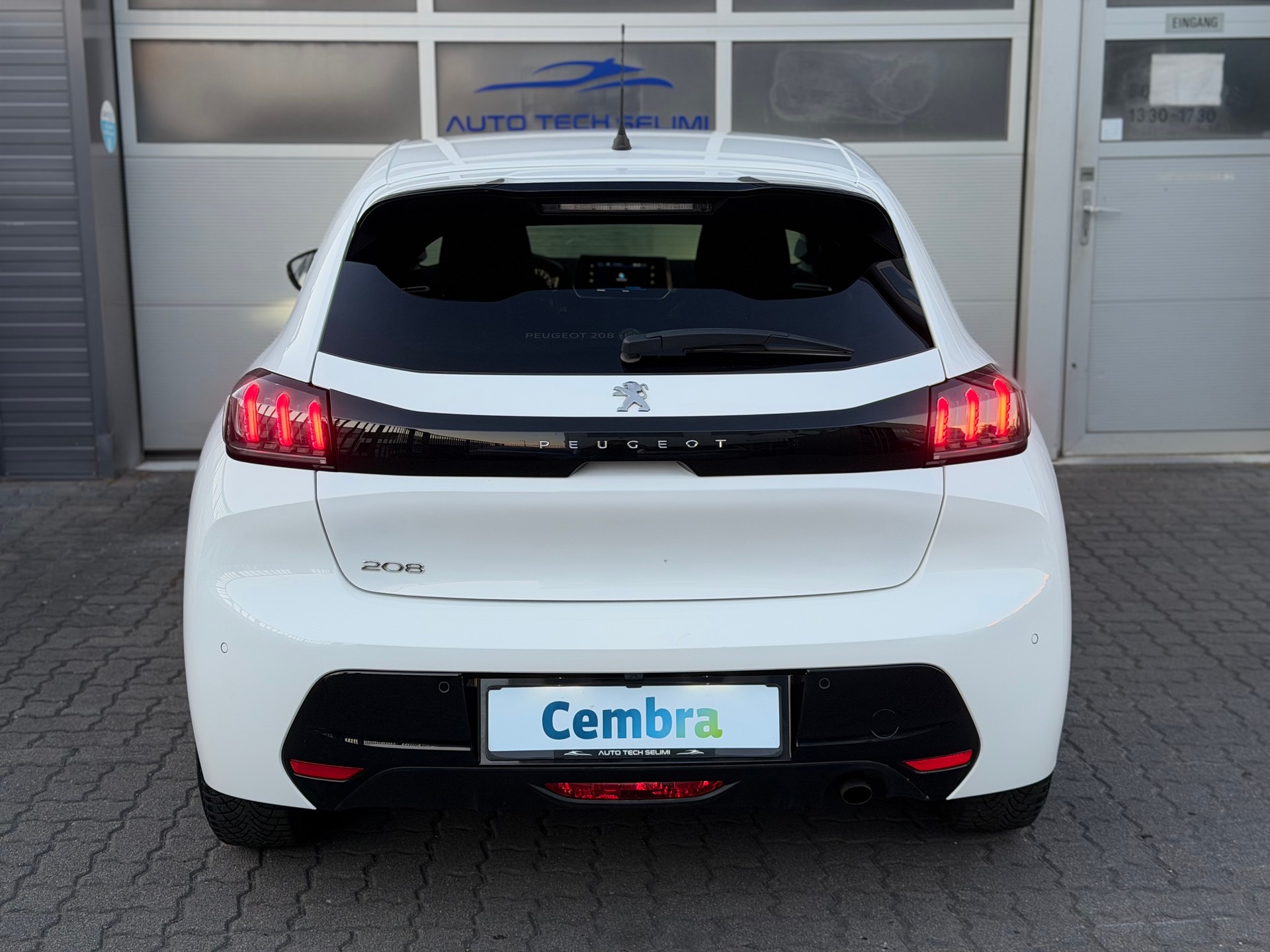 PEUGEOT 208 1.2 PureTech Allure EAT8-image-5