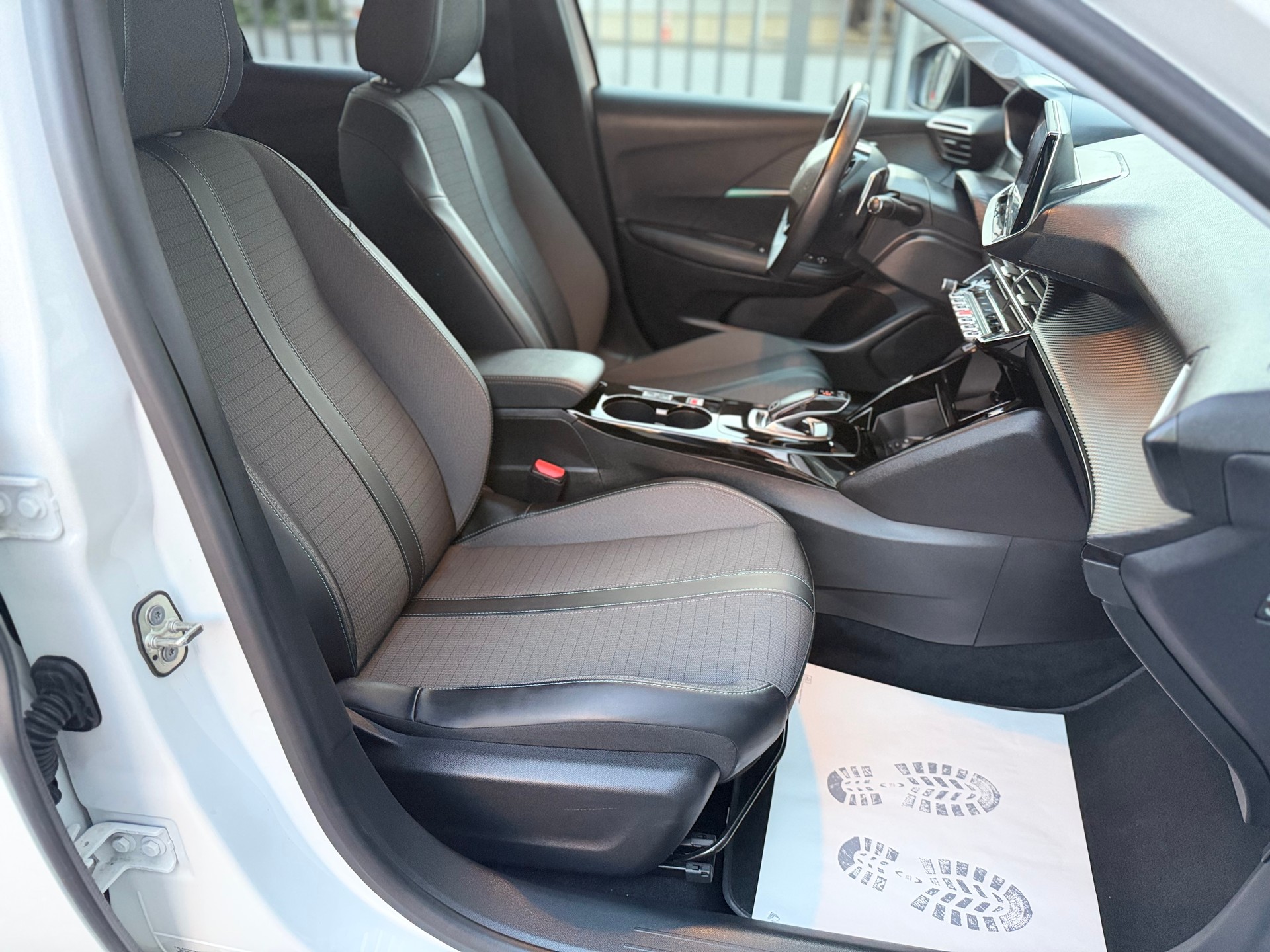 PEUGEOT 208 1.2 PureTech Allure EAT8-image-12