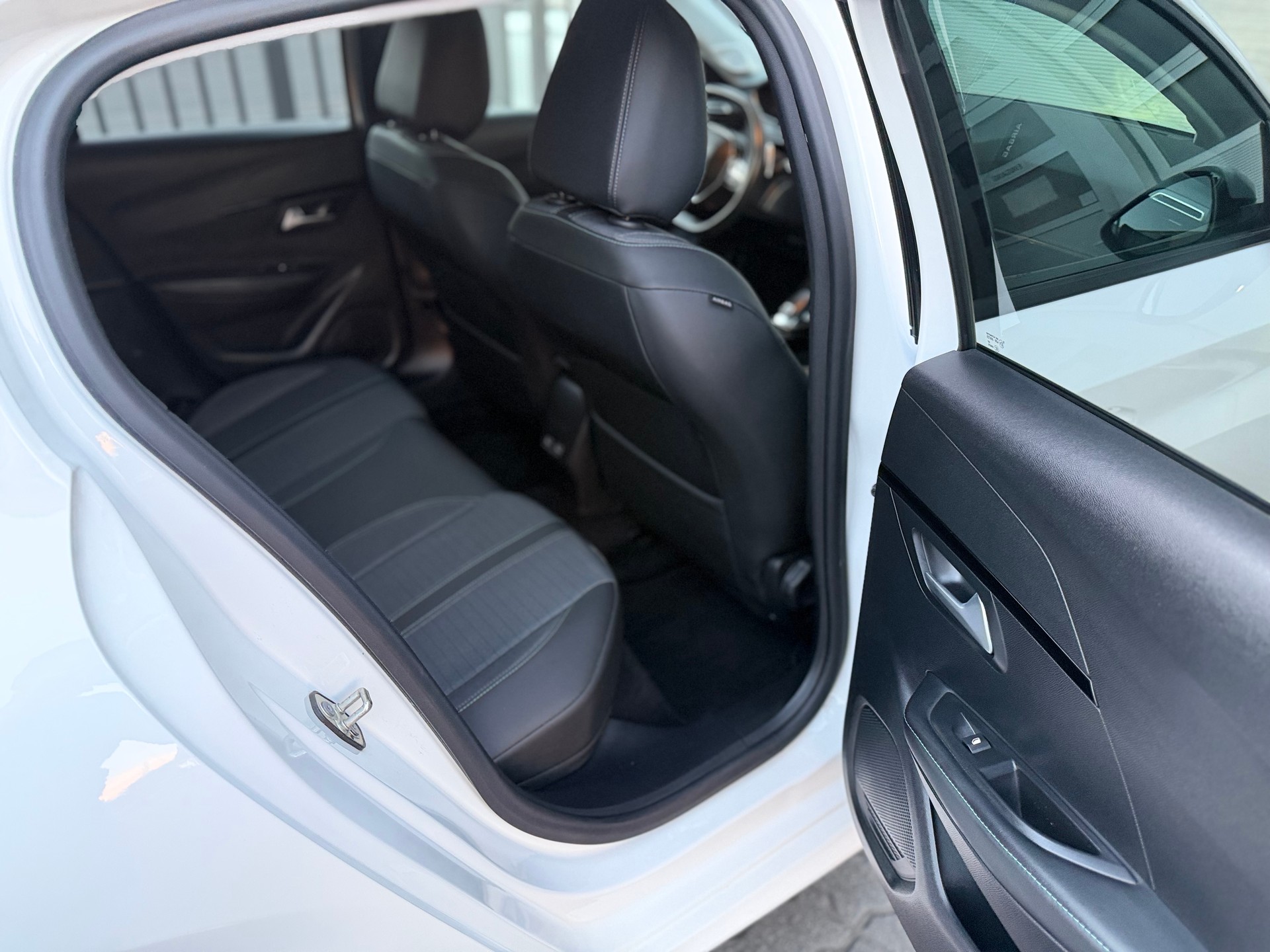 PEUGEOT 208 1.2 PureTech Allure EAT8-image-15
