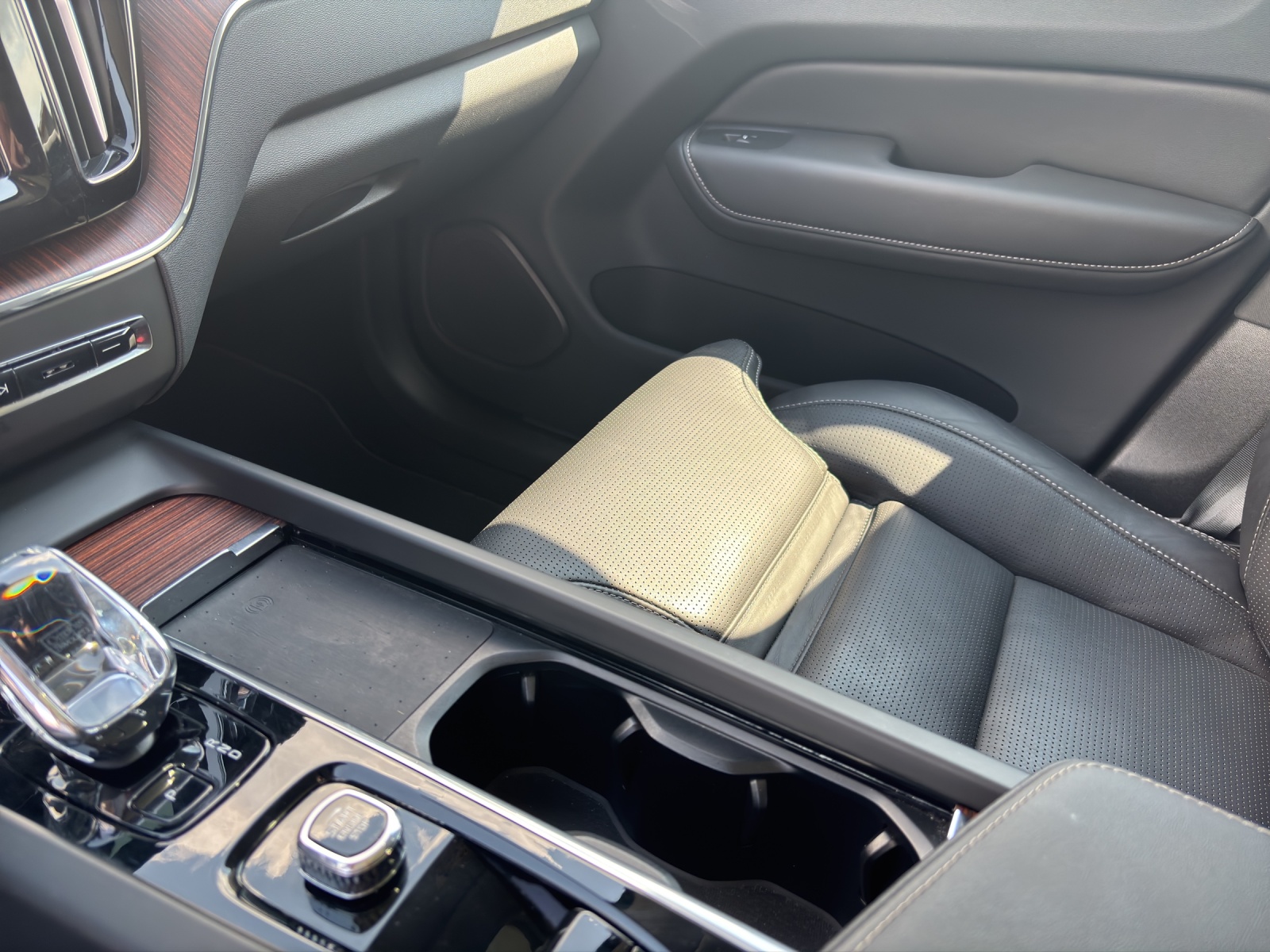 VOLVO XC60 2.0 T6 TE Ultimate Dark eAWD-image-9