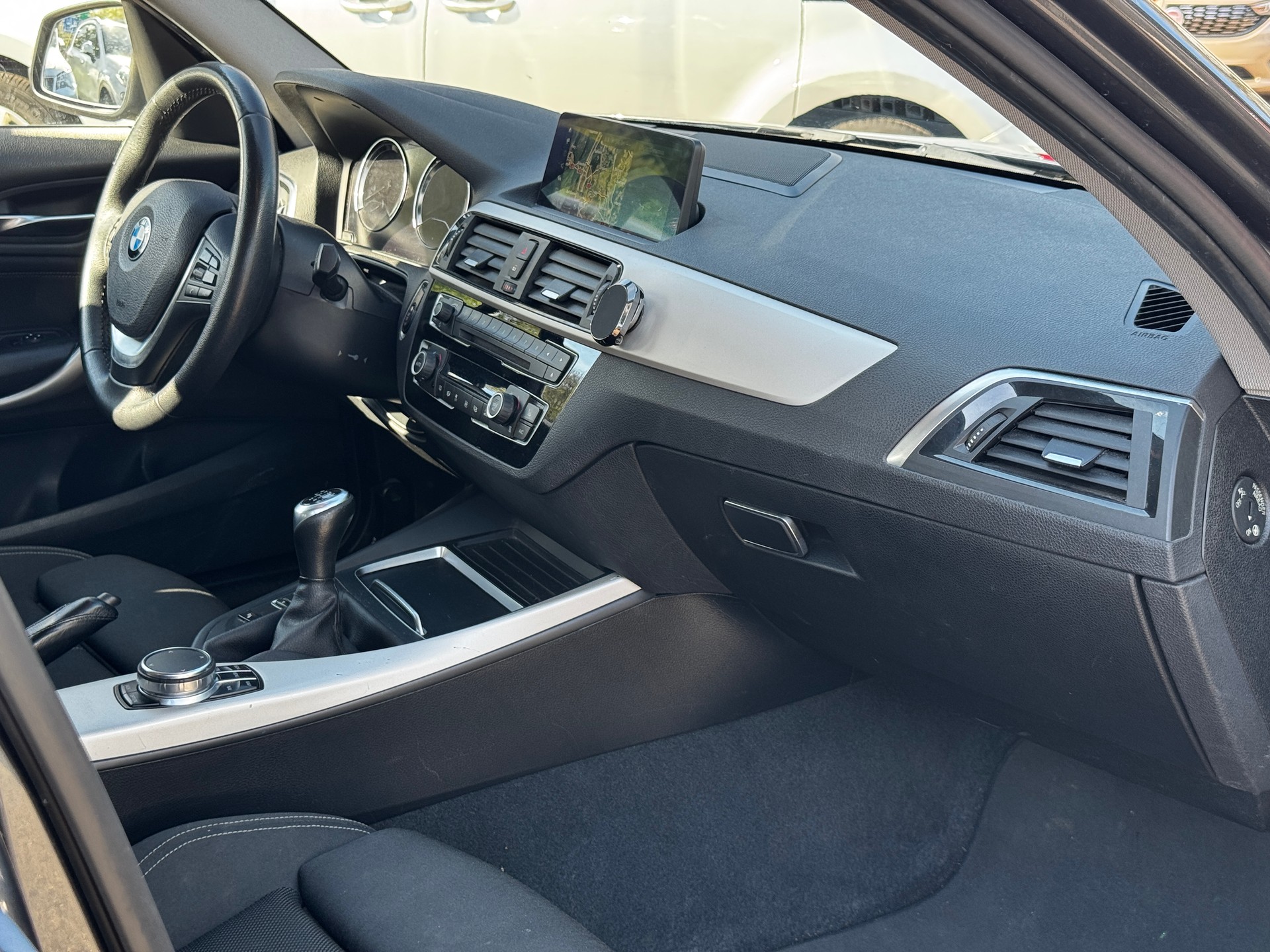 BMW 118d xDrive-image-12