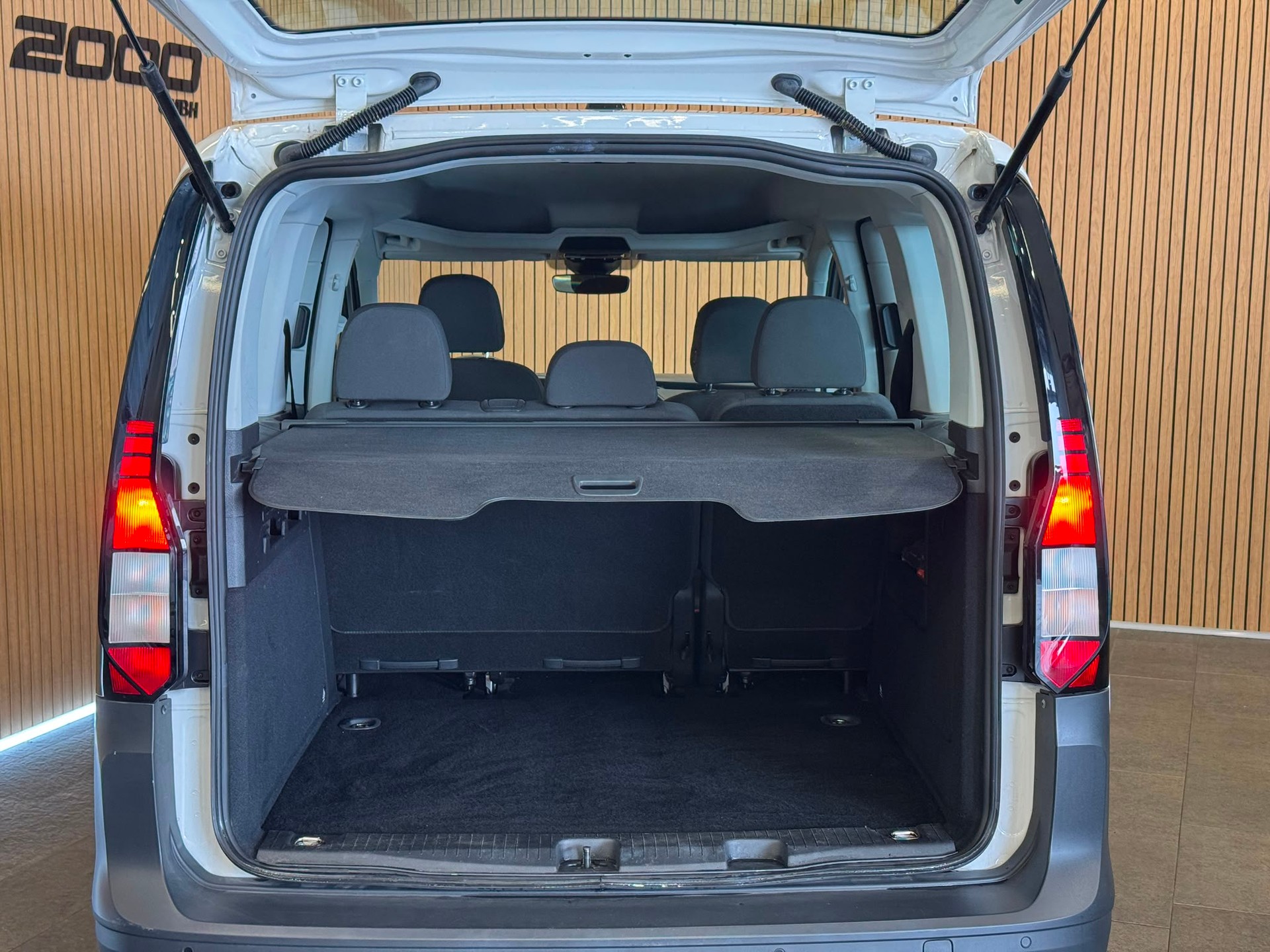 VW Caddy 2.0 TDI-image-5
