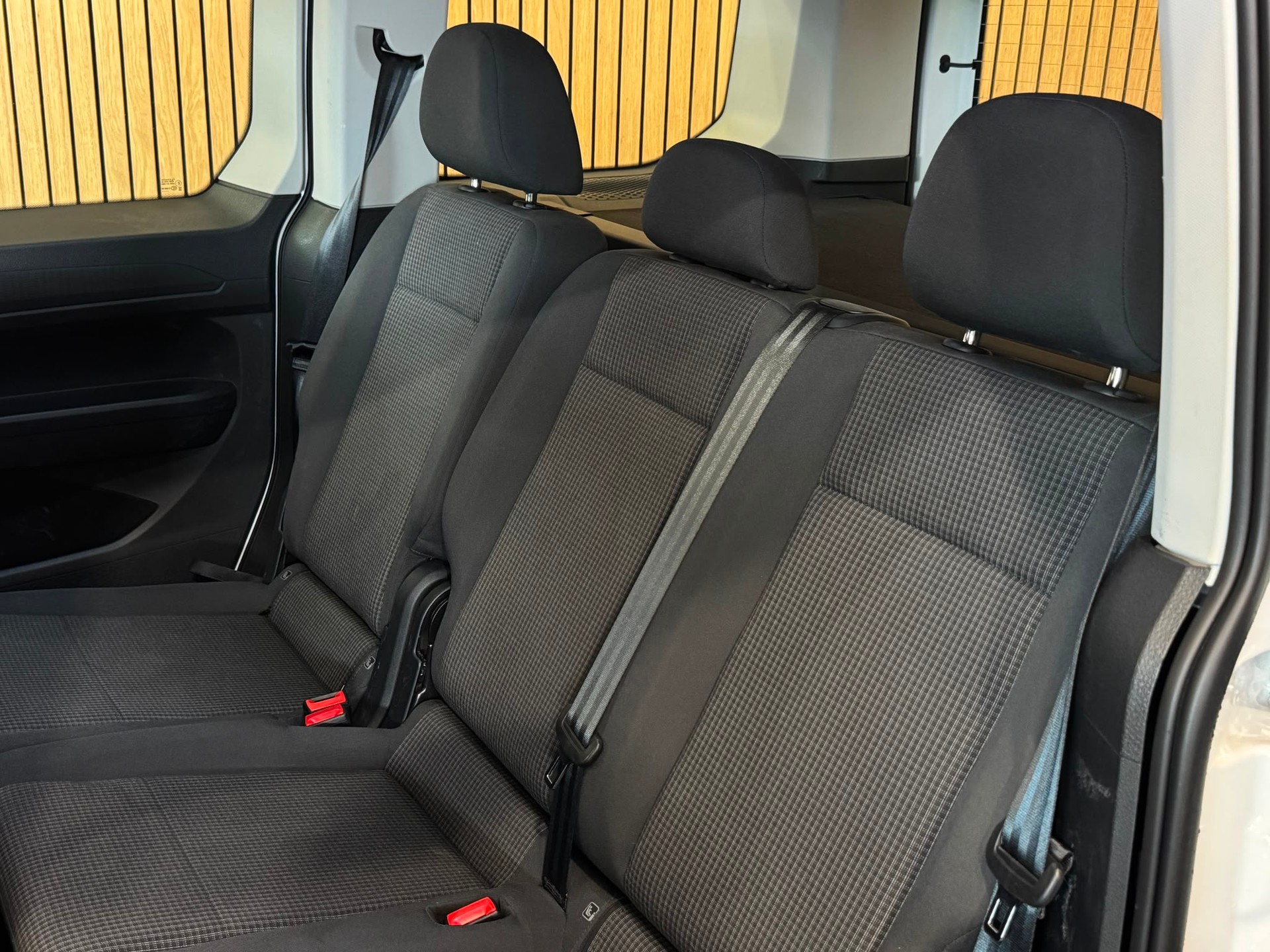 VW Caddy 2.0 TDI-image-18