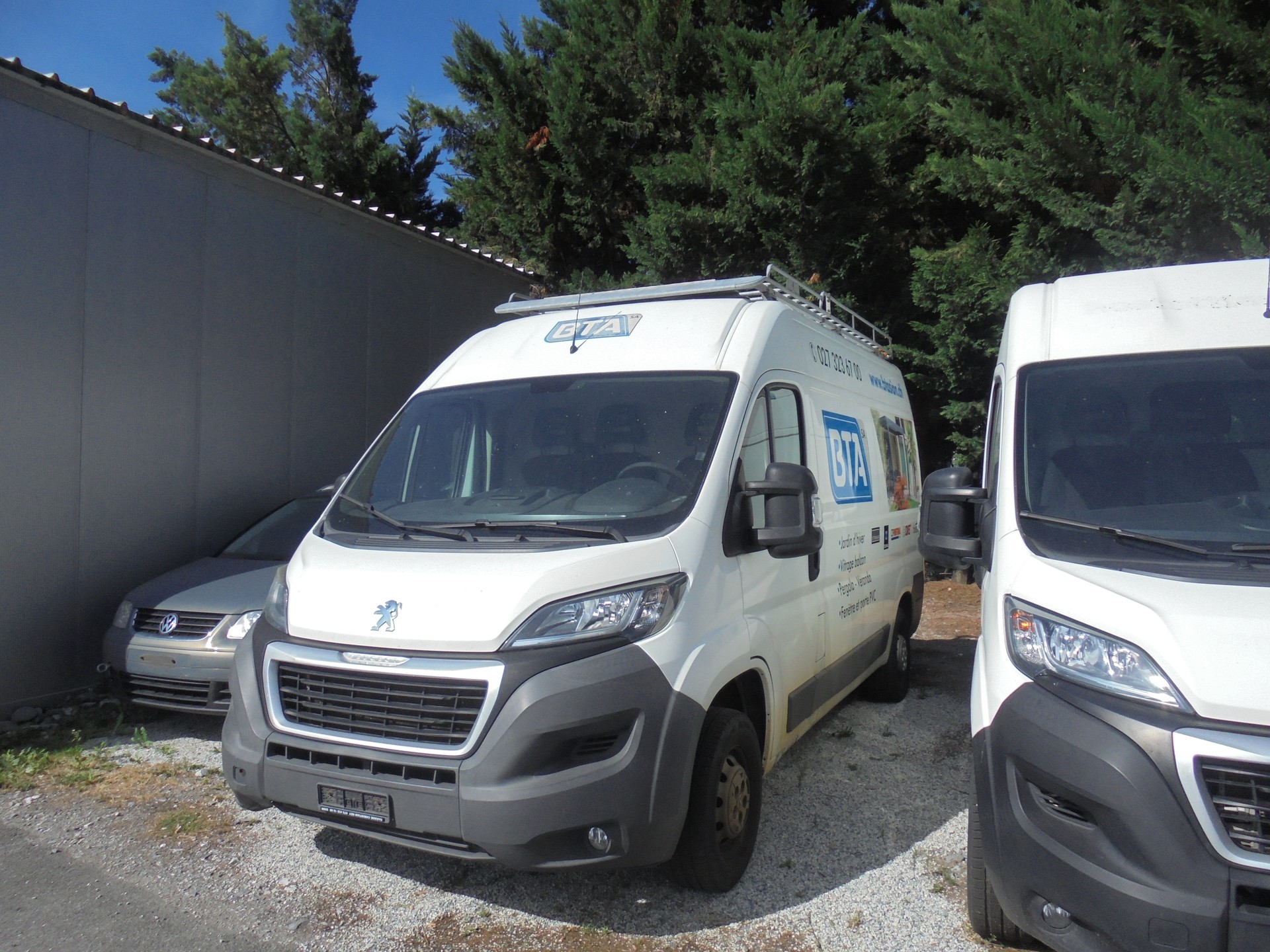 PEUGEOT Boxer 2.2 HDI 335 Allure L2H2-image-2