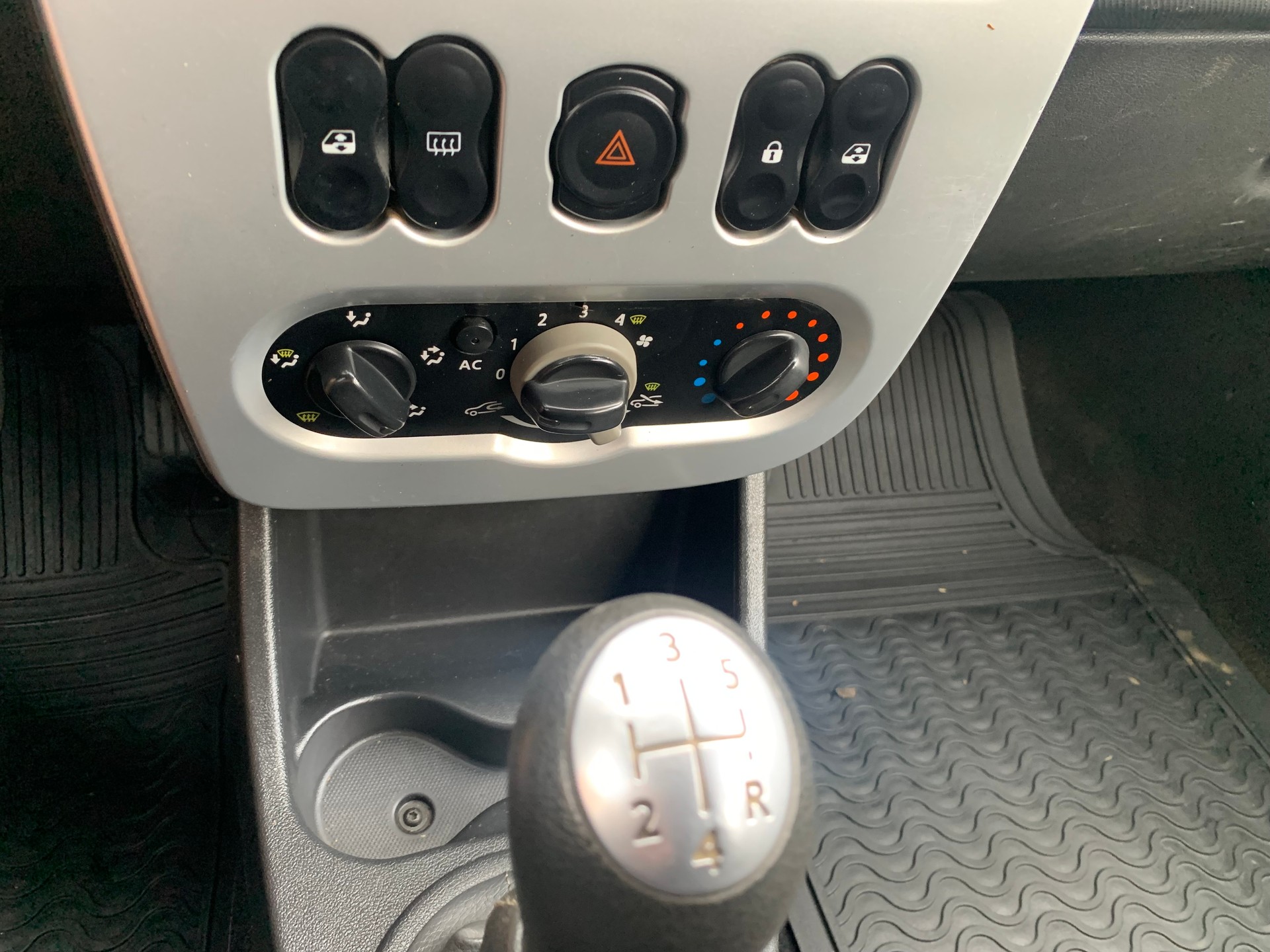 DACIA Sandero 1.6 Lauréate-image-10