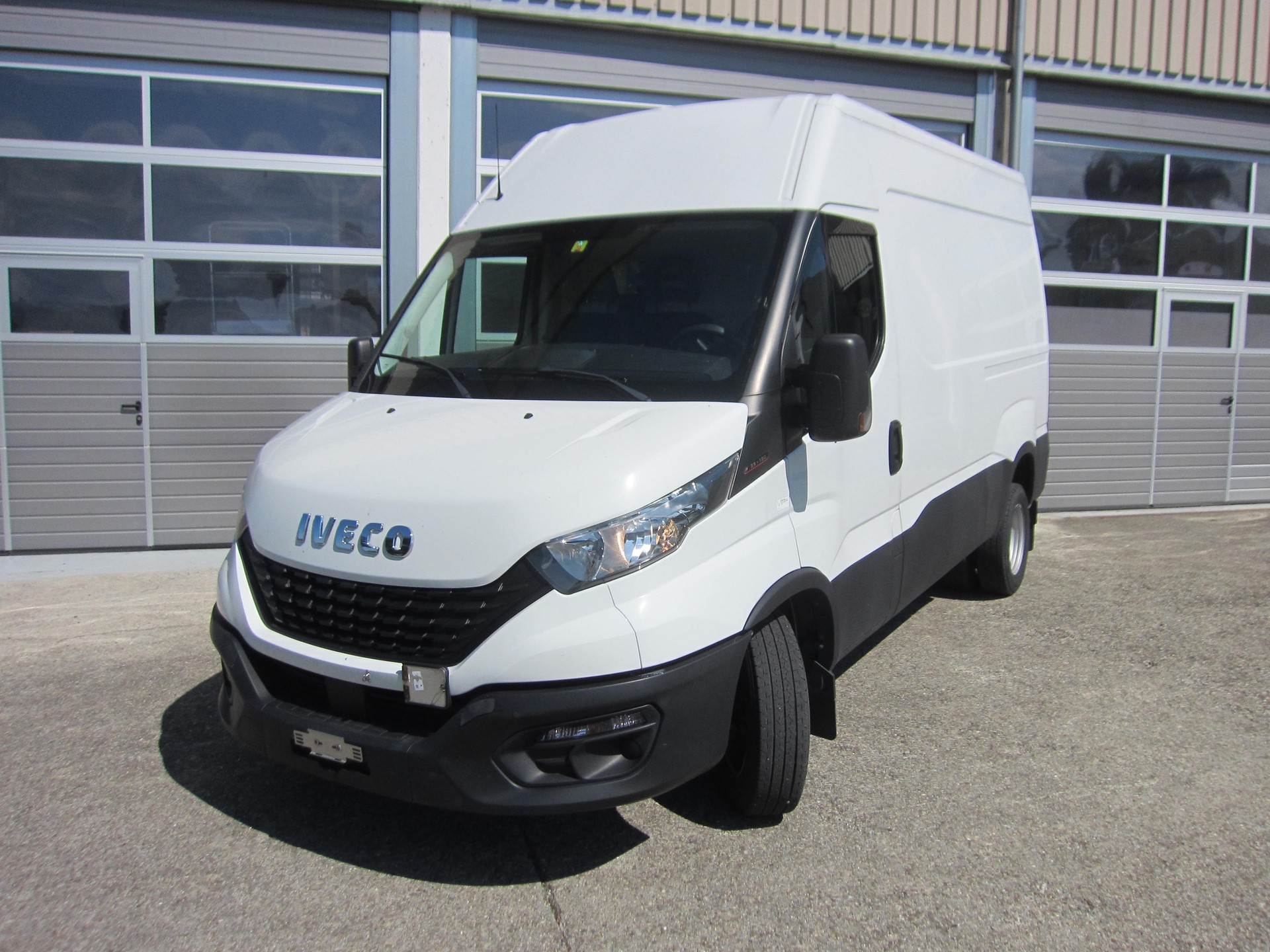 IVECO 35C18V-image-0