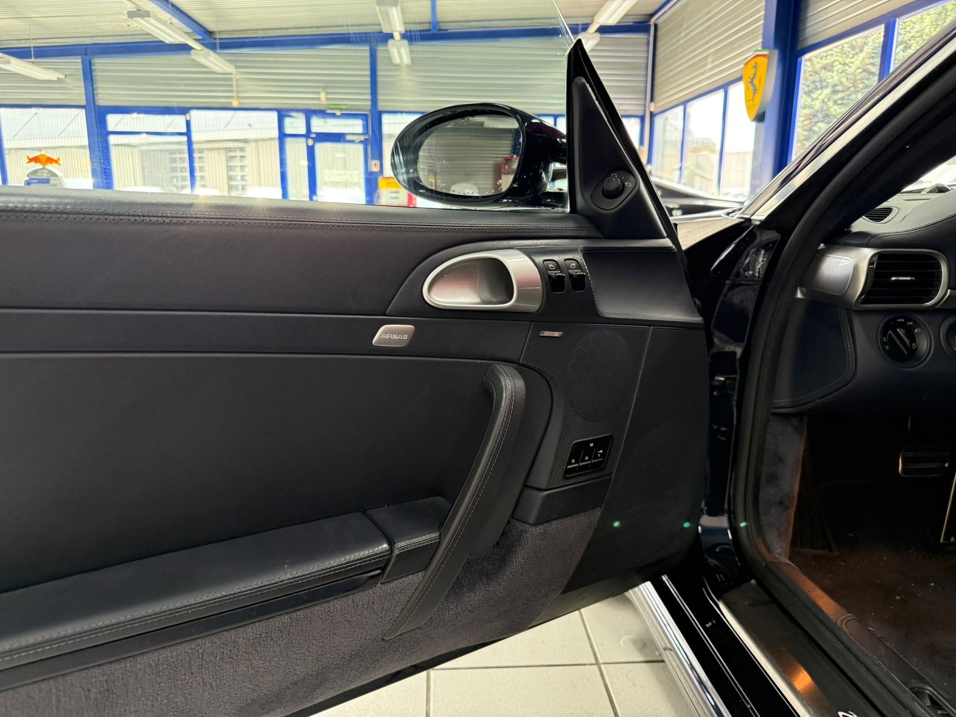 PORSCHE 911 Targa 4-image-4