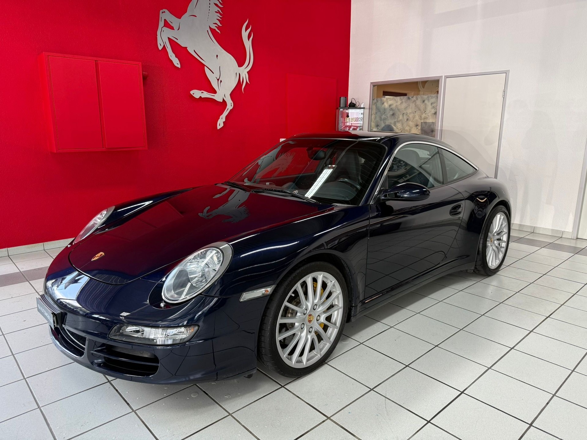 PORSCHE 911 Targa 4-image-1