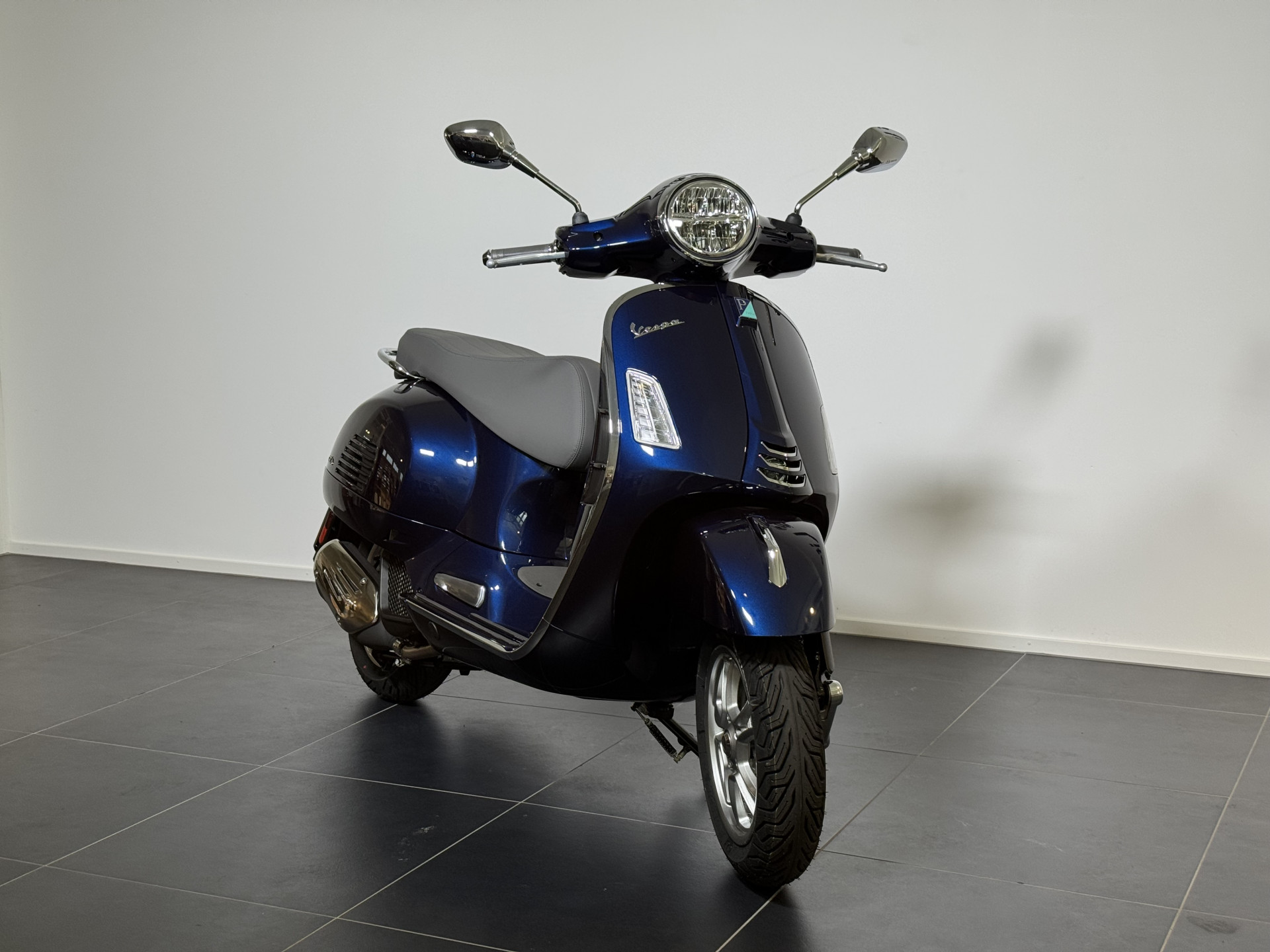 PIAGGIO Vespa GTS 125-showroom-element-2