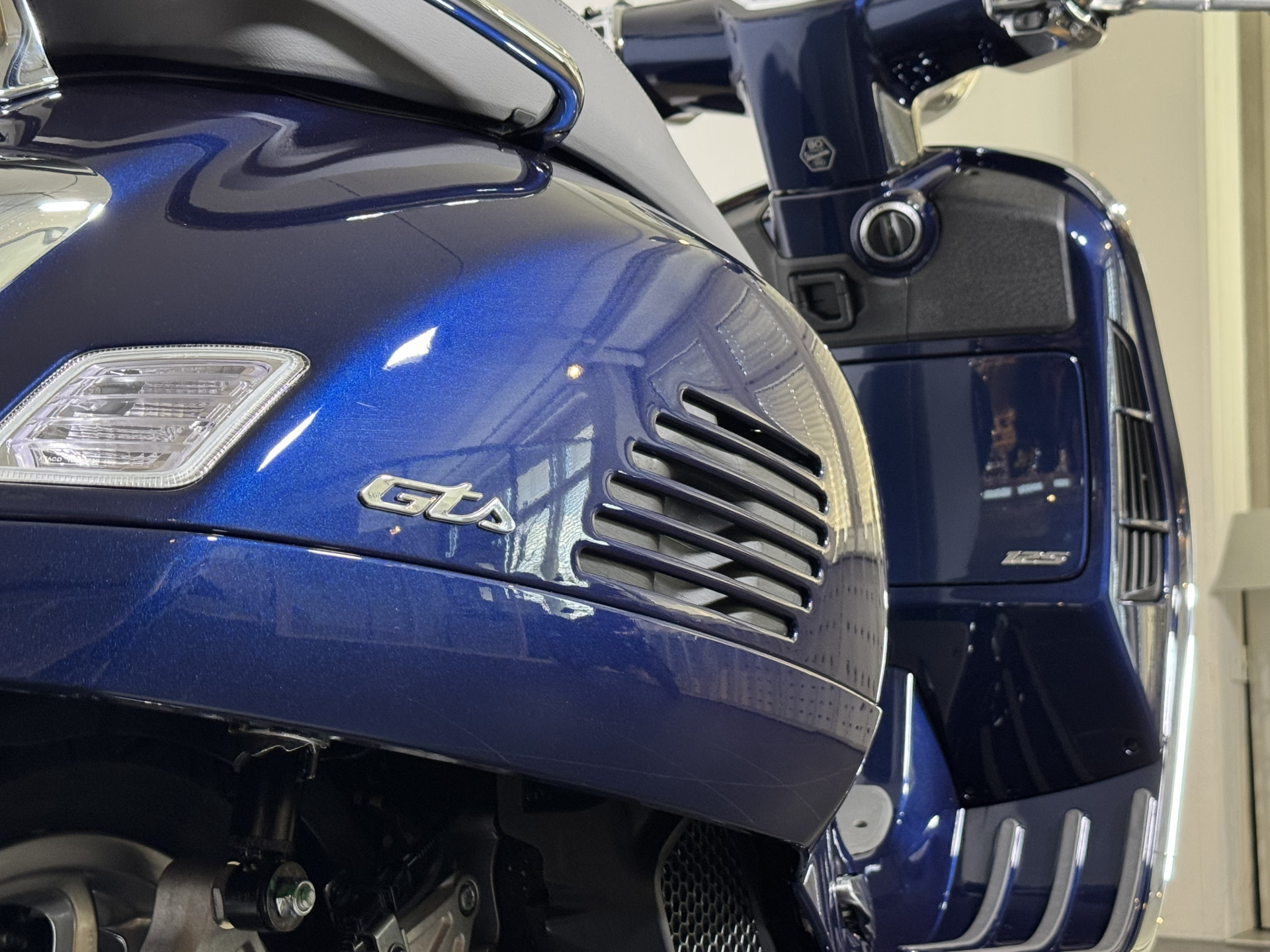 PIAGGIO Vespa GTS 125-showroom-element-3