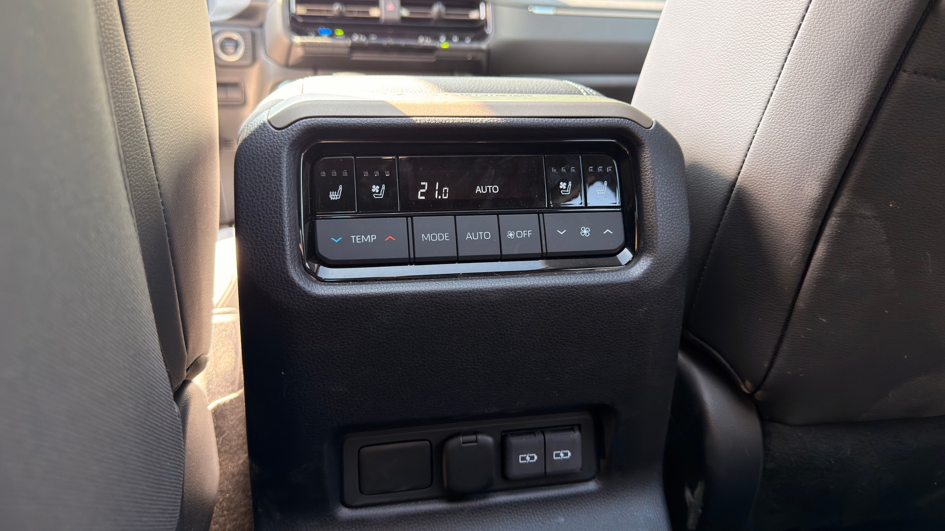TOYOTA Land Cruiser 2.8TD Invincible-image-13
