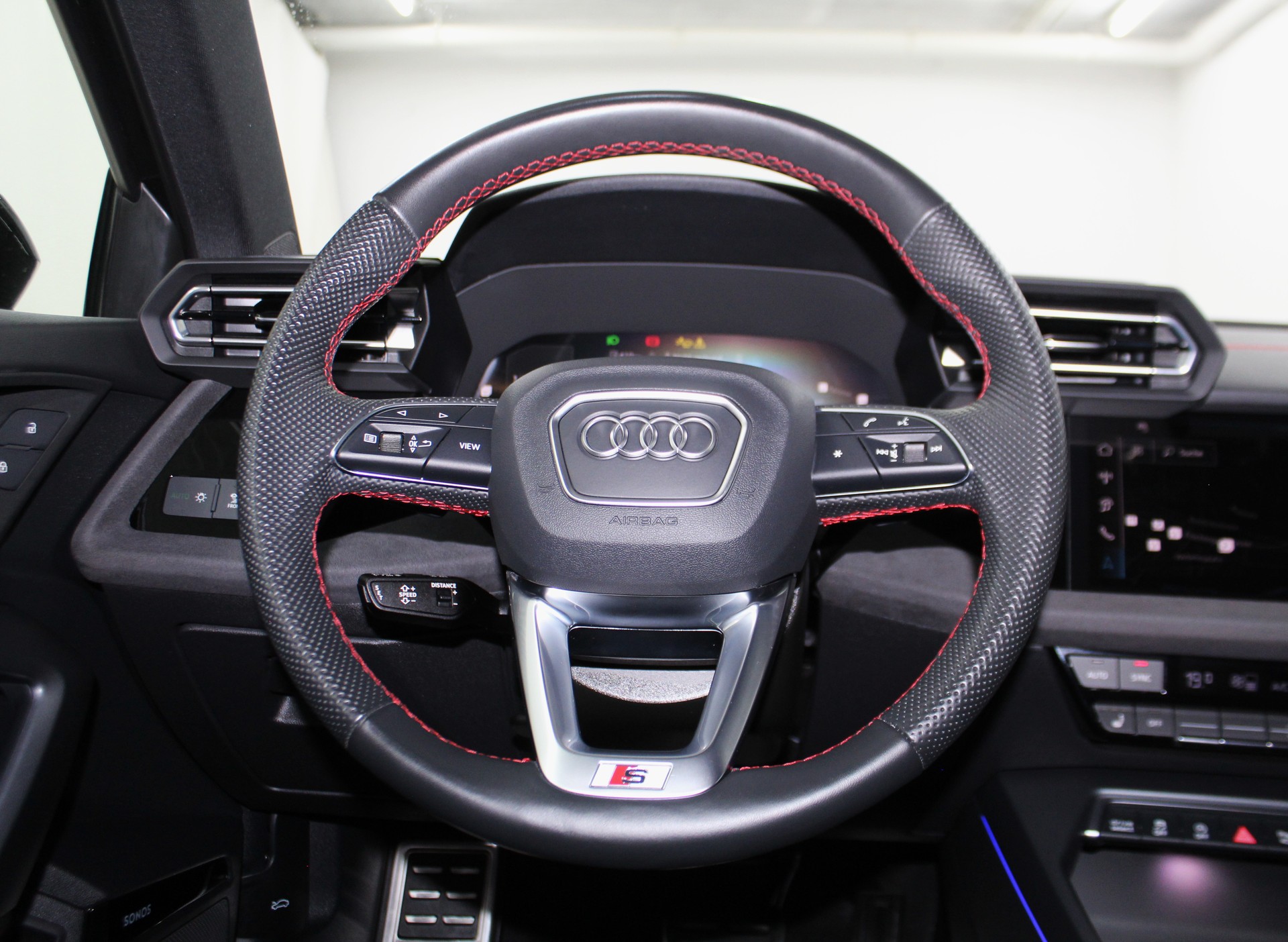 AUDI S3 Sportback TFSI quattro S-tronic 333PS Optikpaket schwarz / CH-Fahrzeug-image-13