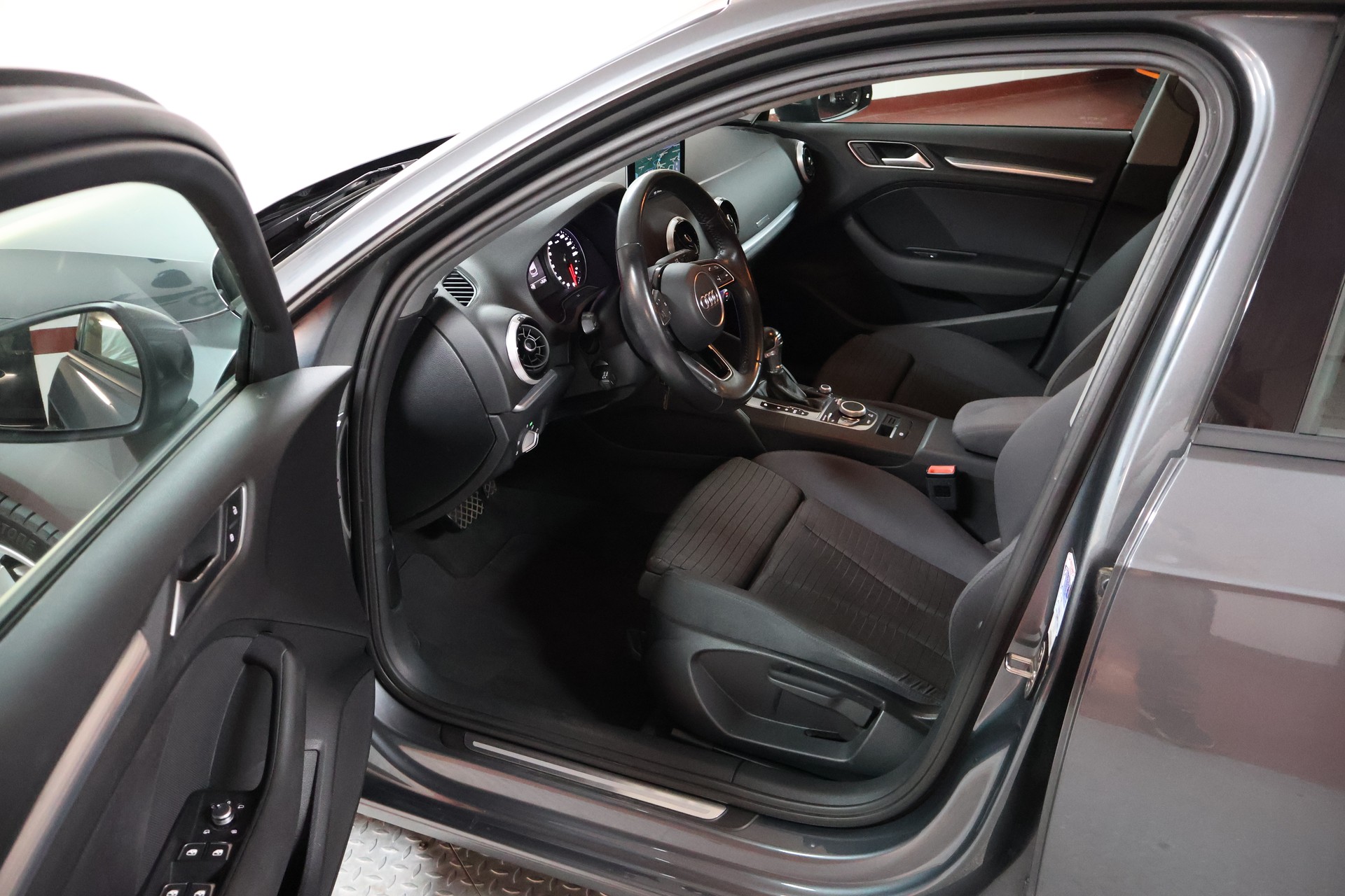 AUDI A3 Sportback-image-6