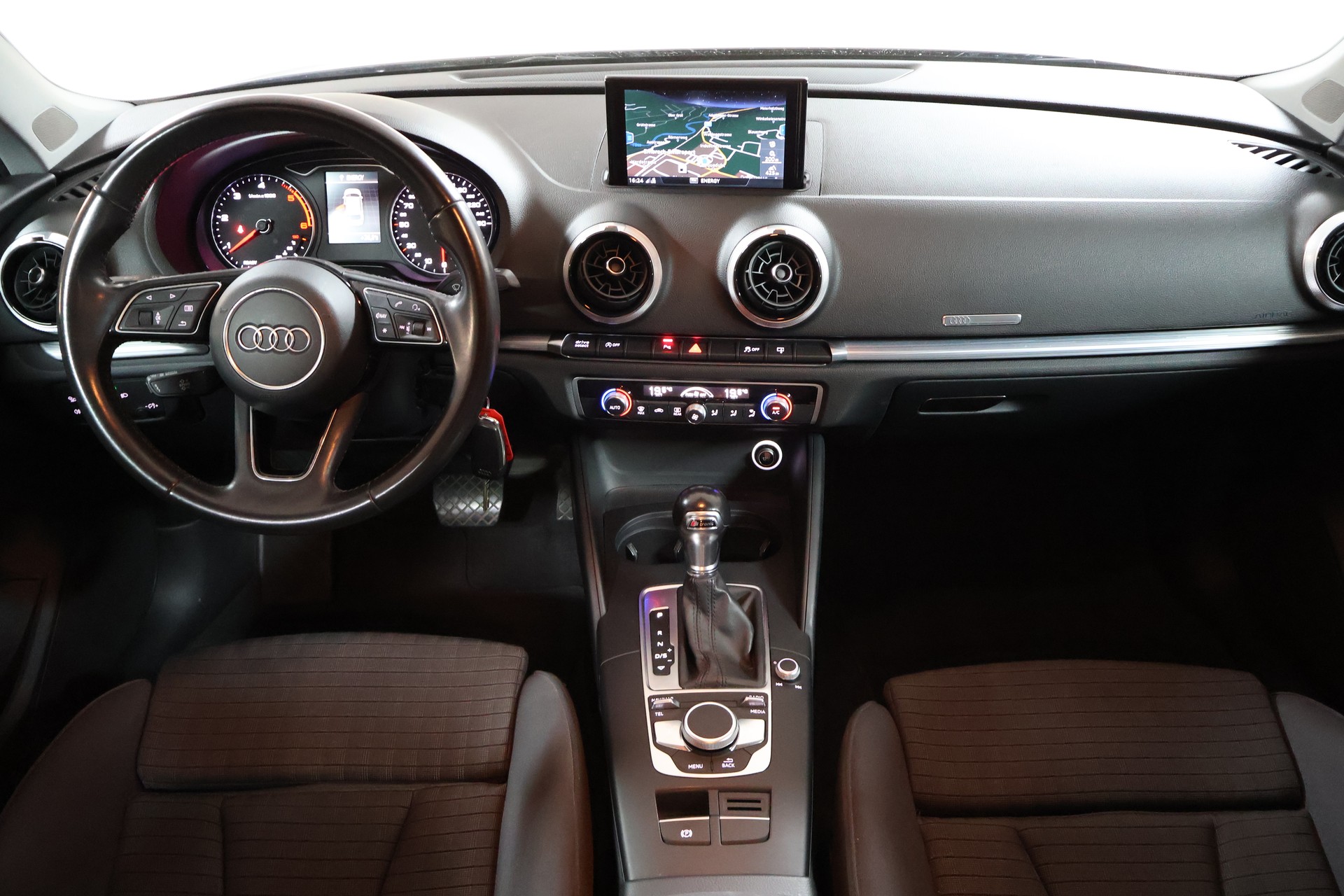 AUDI A3 Sportback-image-10