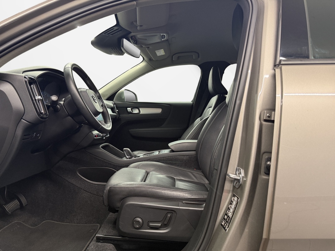VOLVO XC40 T4 AWD Momentum Geartronic-image-8
