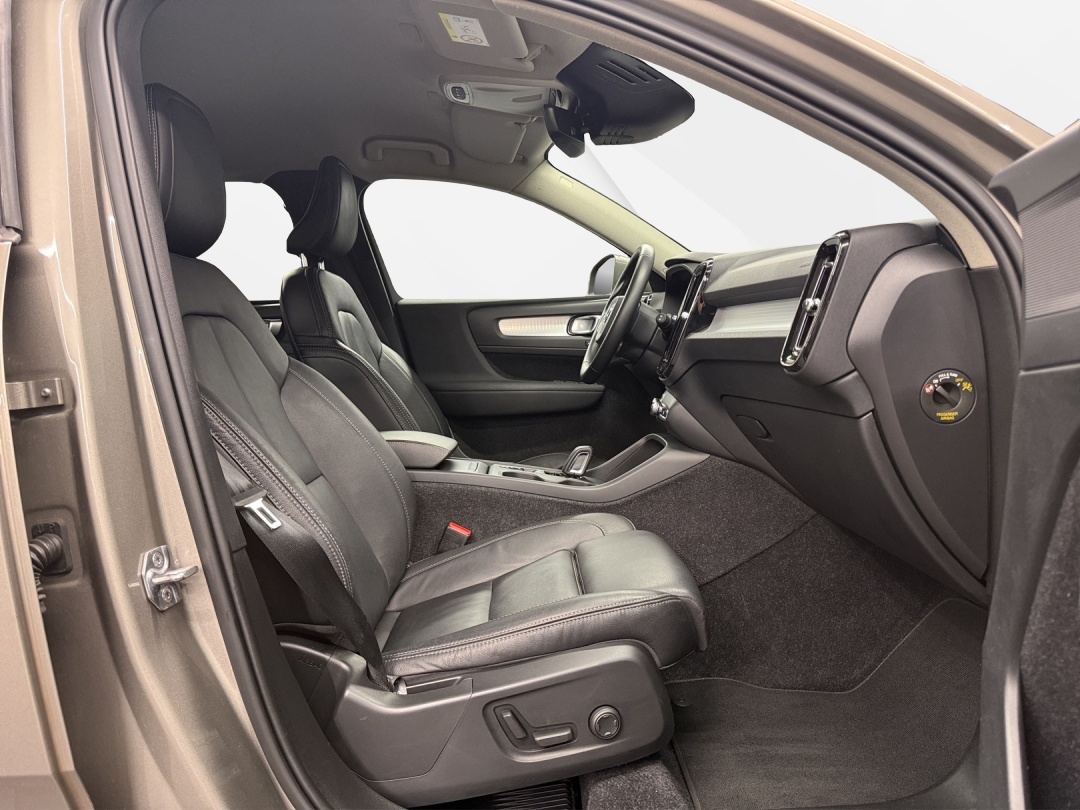 VOLVO XC40 T4 AWD Momentum Geartronic-image-11