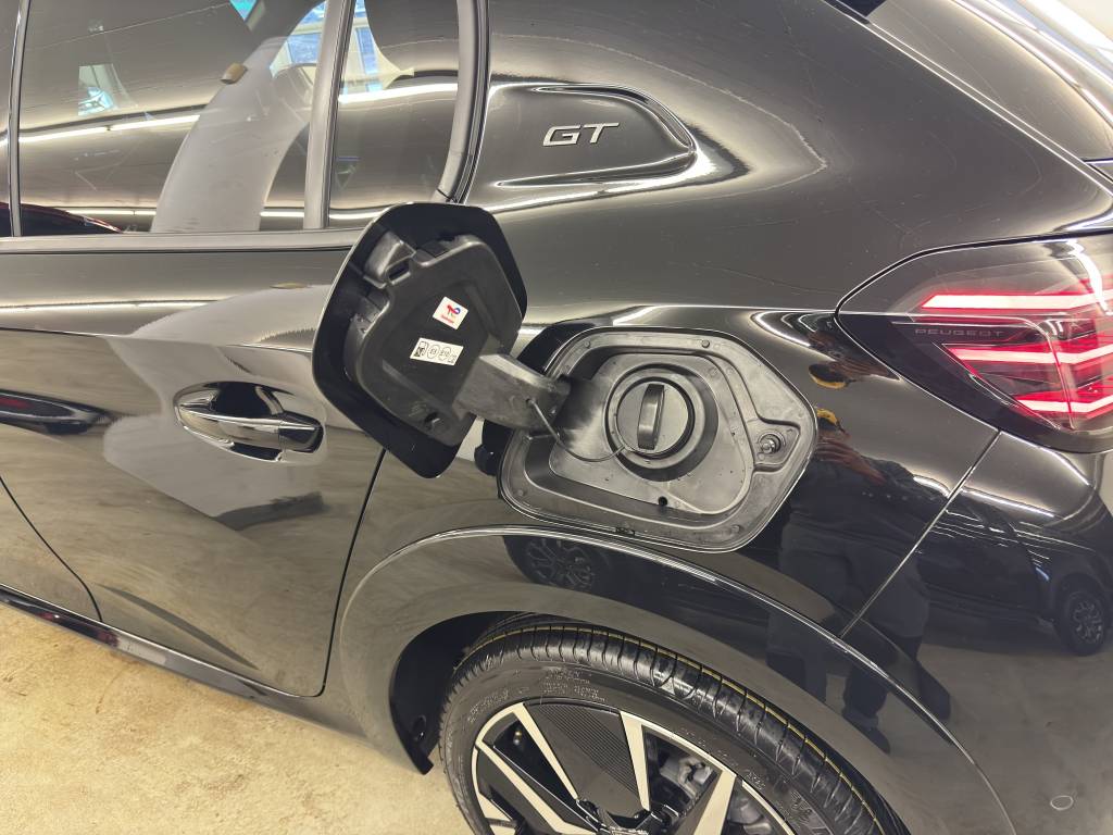 PEUGEOT 208 1.2 MHEV 145 GT-image-9