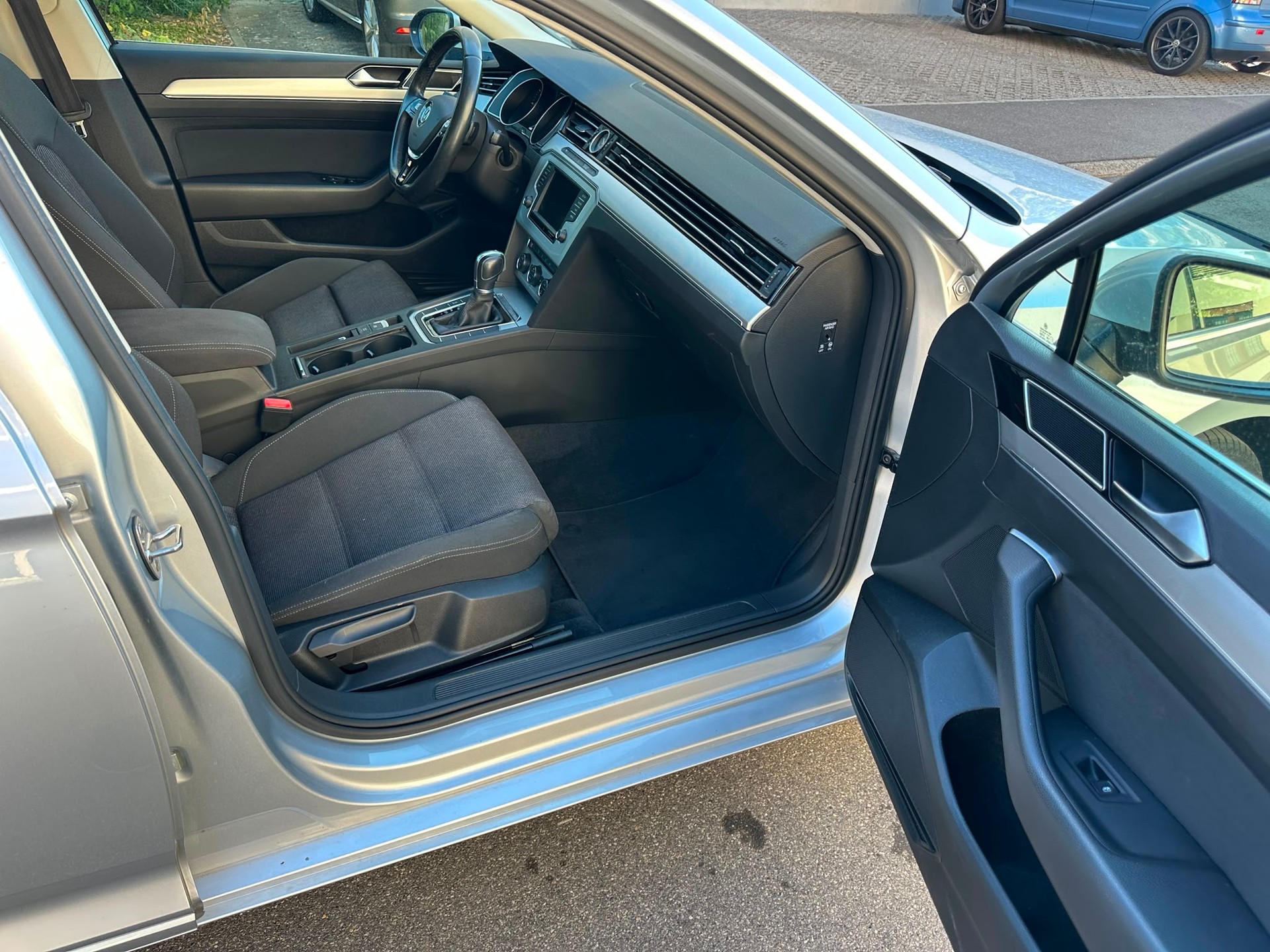 VW Passat Variant 2.0 TDI BMT Trendline DSG-image-11