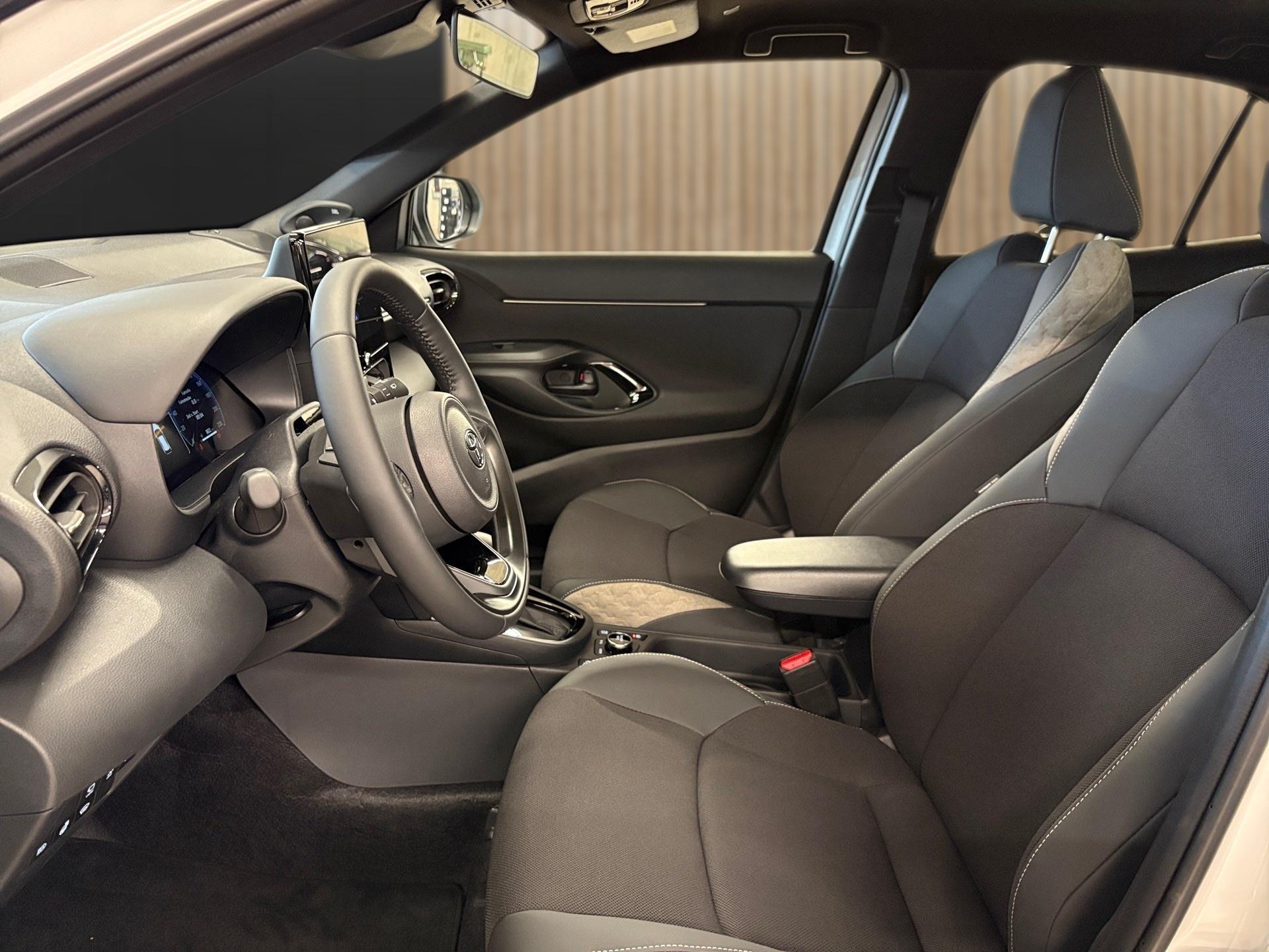 TOYOTA Yaris Cross 1.5 Premium AWDi e-CVT-image-10