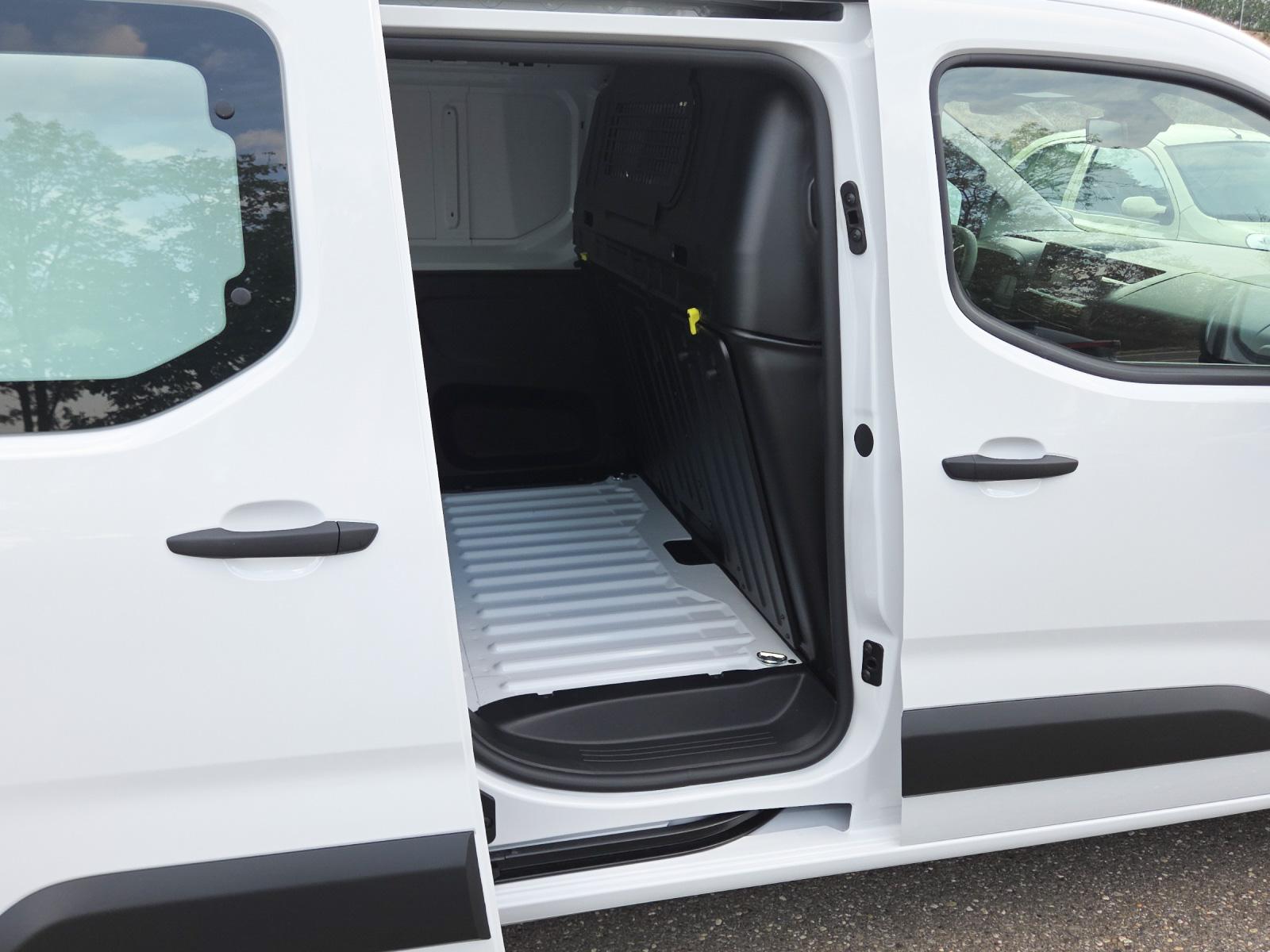 TOYOTA PROACE CITY Van L1 52KWh Active-image-10