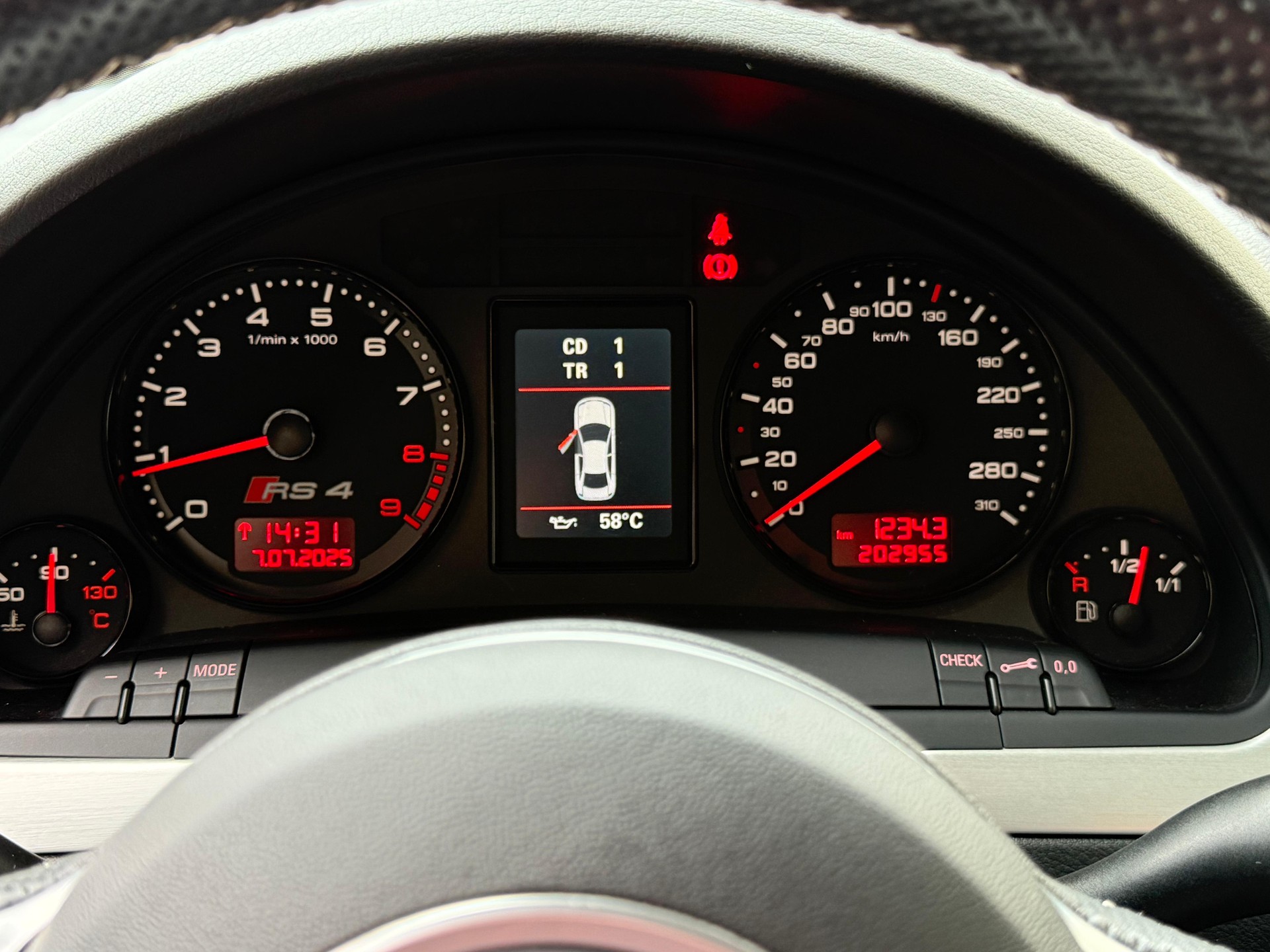 AUDI RS4 Avant 4.2 V8 quattro-image-10