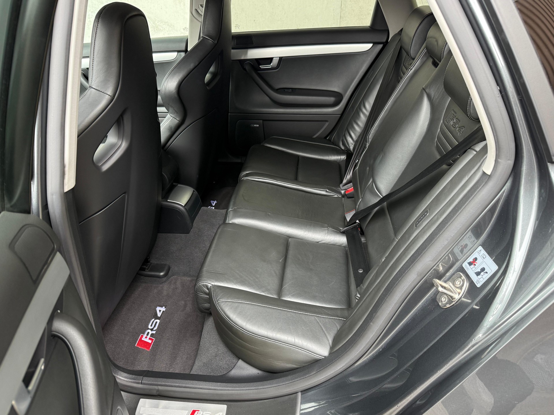 AUDI RS4 Avant 4.2 V8 quattro-image-8