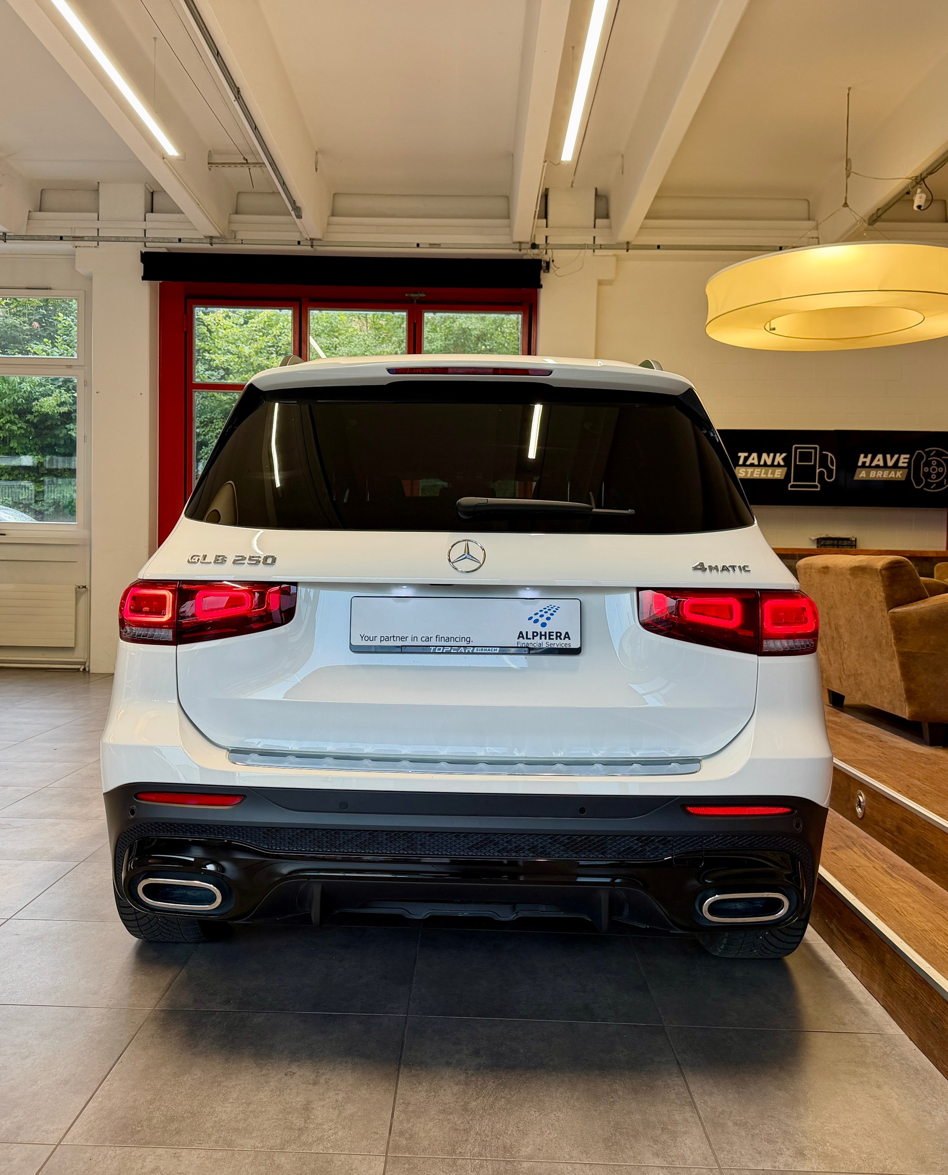 MERCEDES-BENZ GLB 250 AMG Line 8G-Tronic-image-4