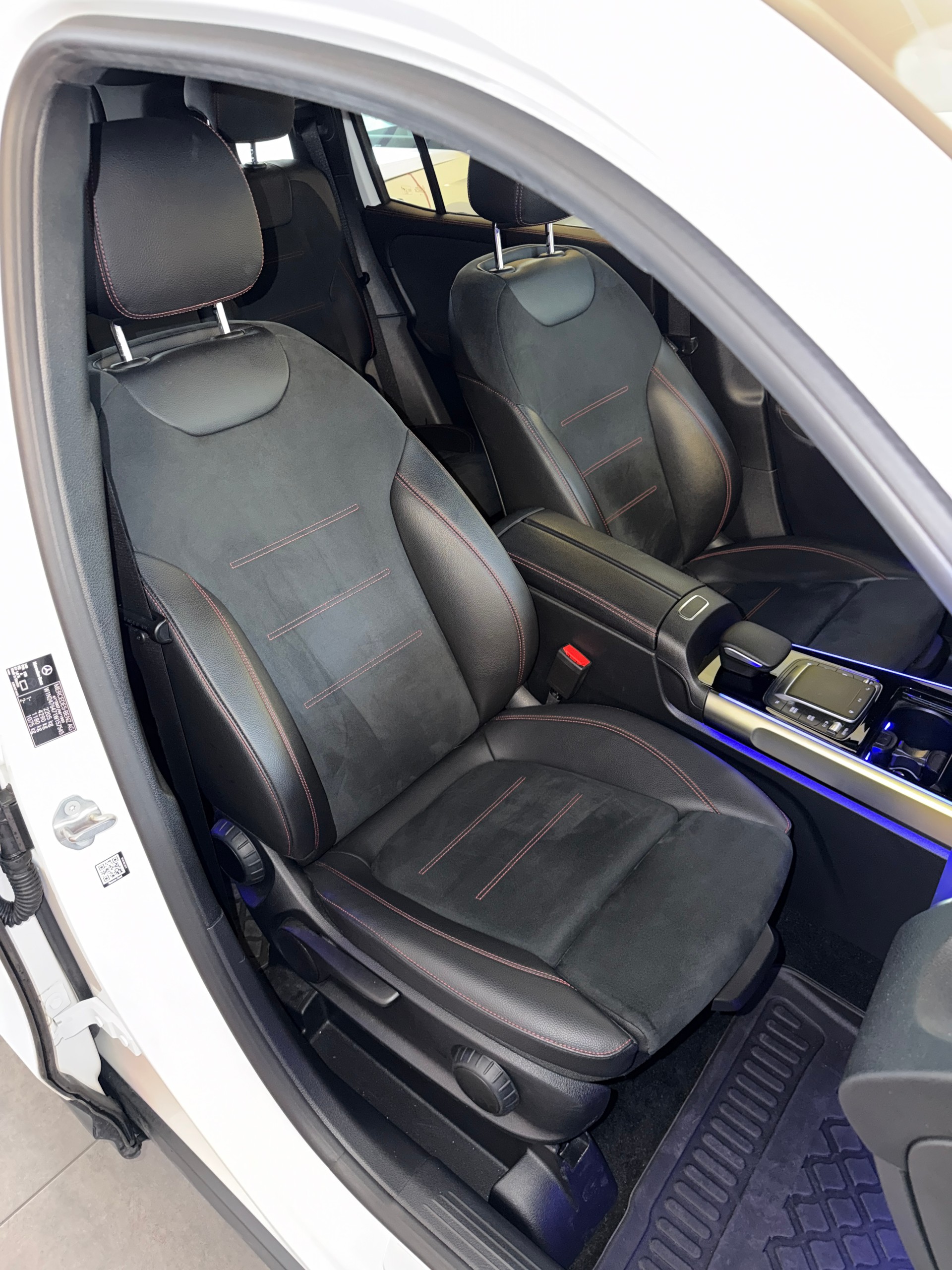 MERCEDES-BENZ GLB 250 AMG Line 8G-Tronic-image-14